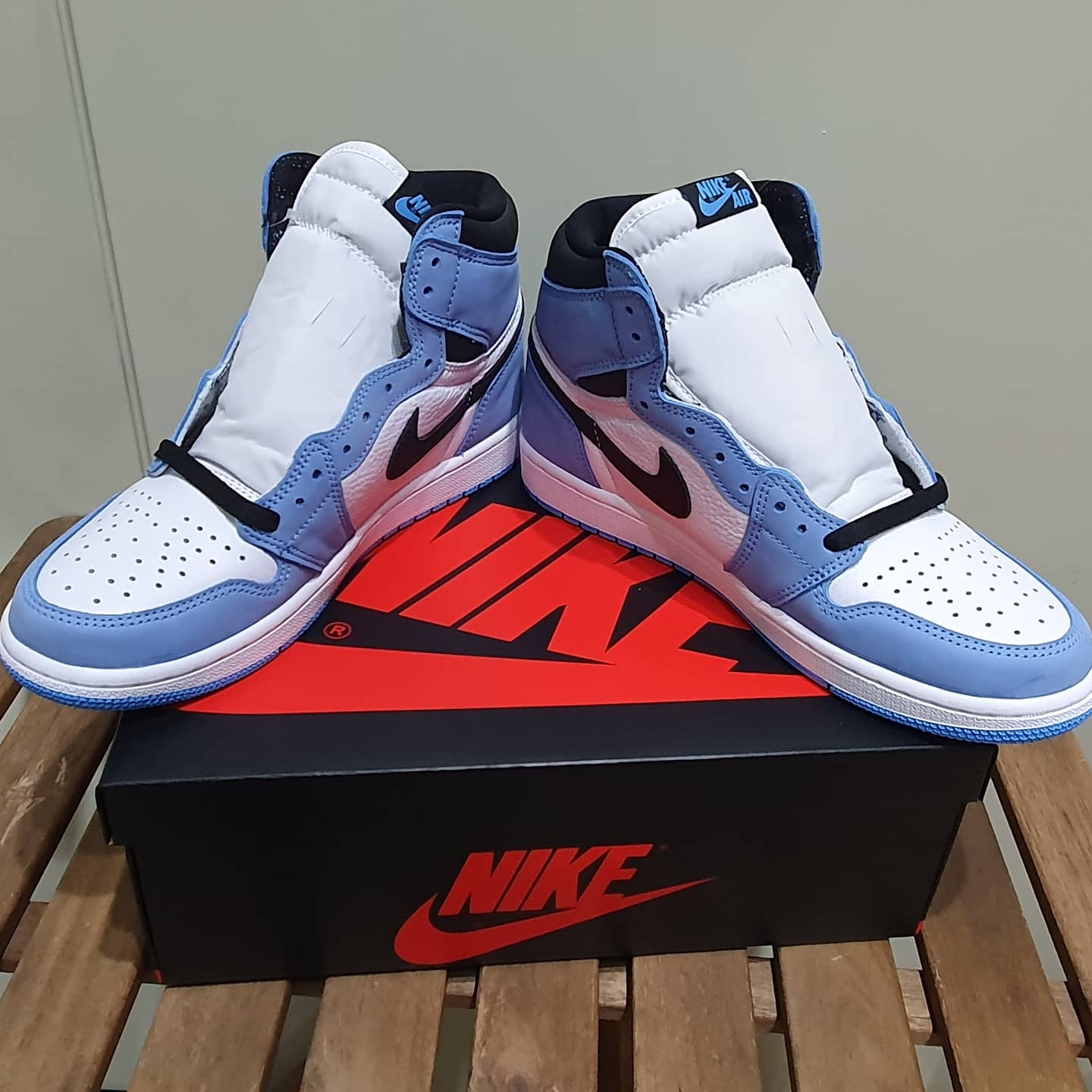 Jordan 1 Retro High OG University Blue 착용 스타일 - 3