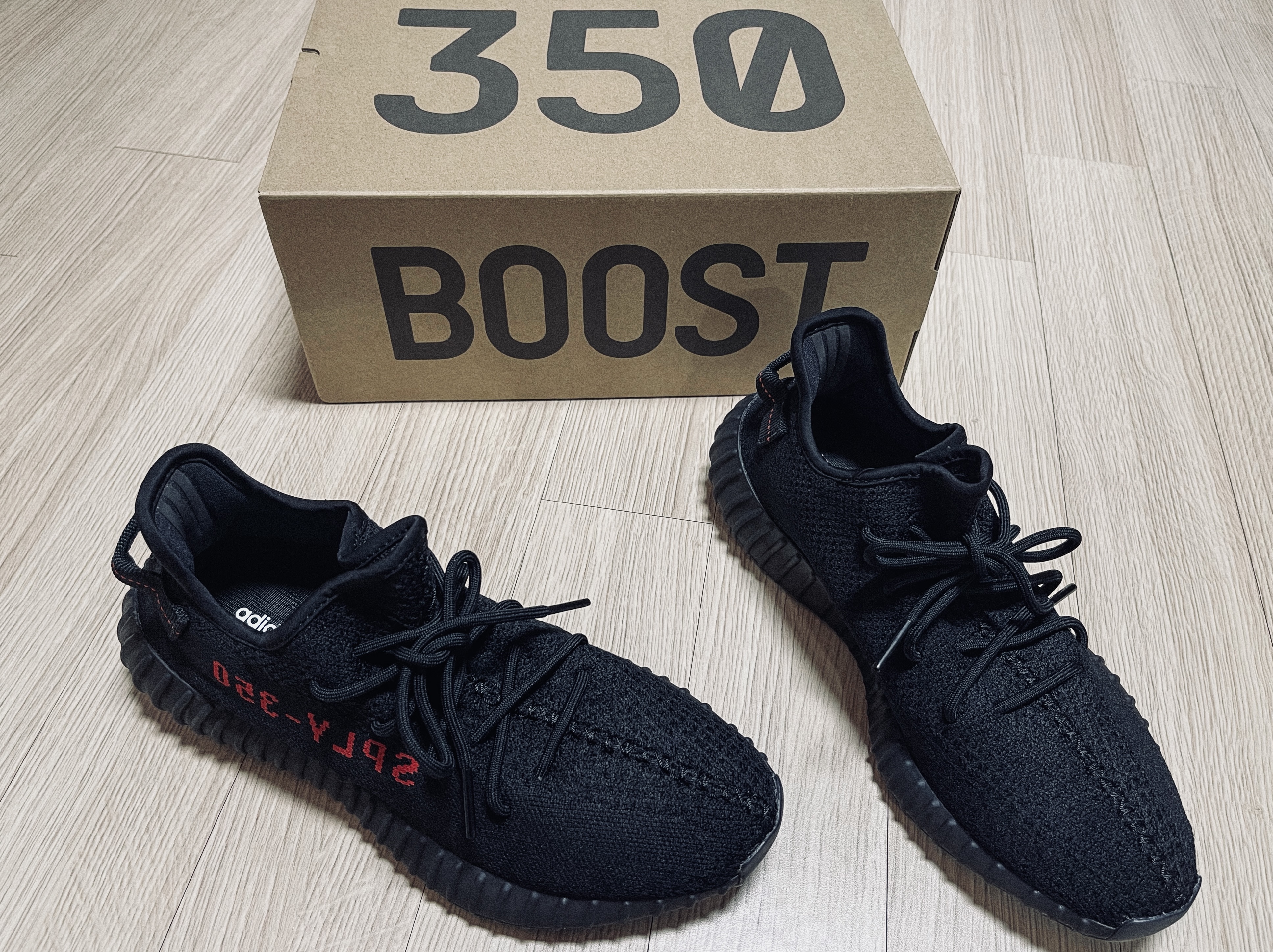 Adidas Yeezy Boost 350 V2 Black Red 2020 착용 스타일 - 2