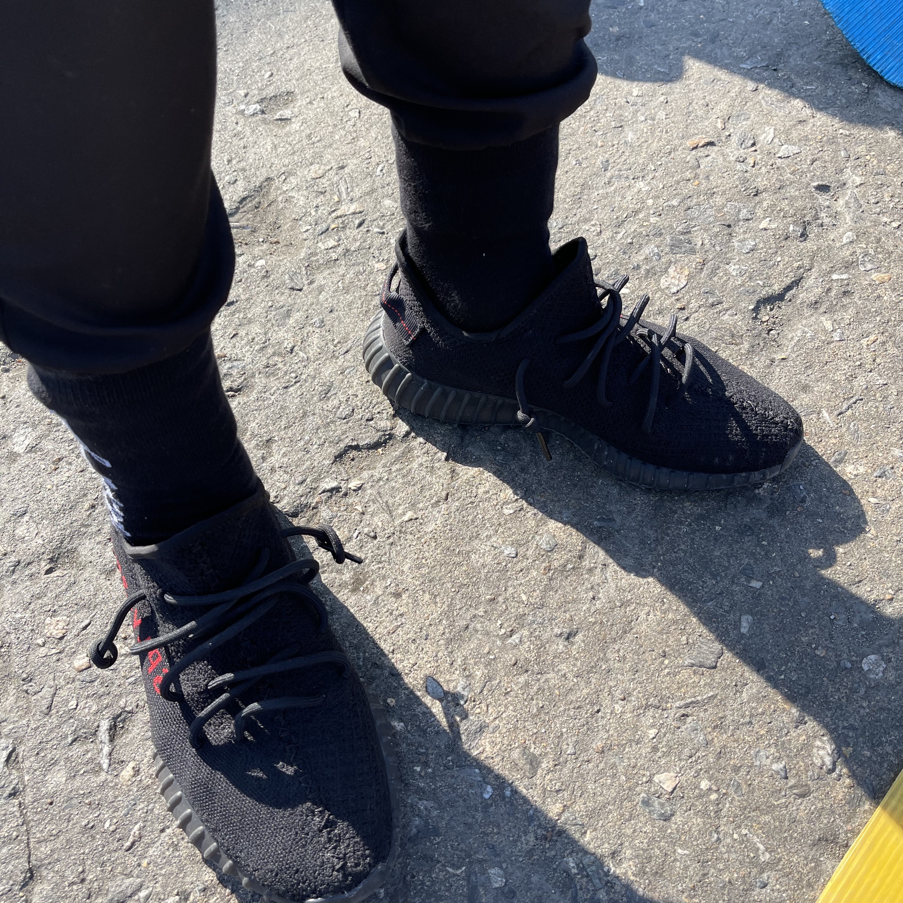 Adidas Yeezy Boost 350 V2 Black Red 2020 착용 스타일 - 1