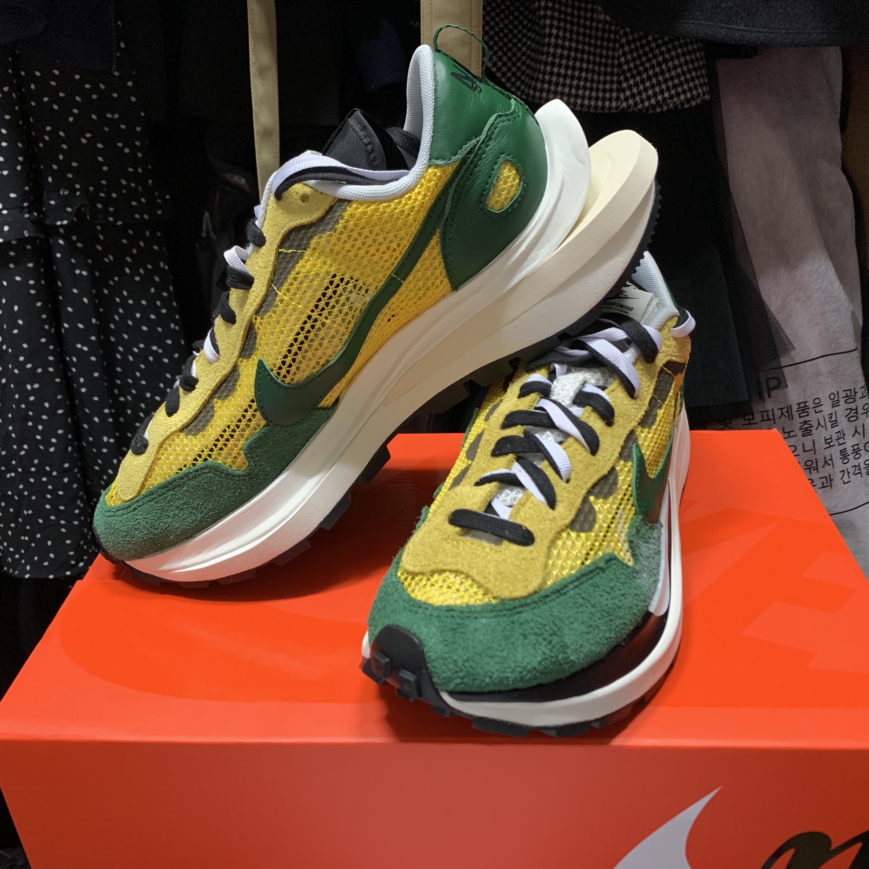 Nike x Sacai VaporWaffle Tour Yellow & Gorge Green Sail 착용 스타일 - 1