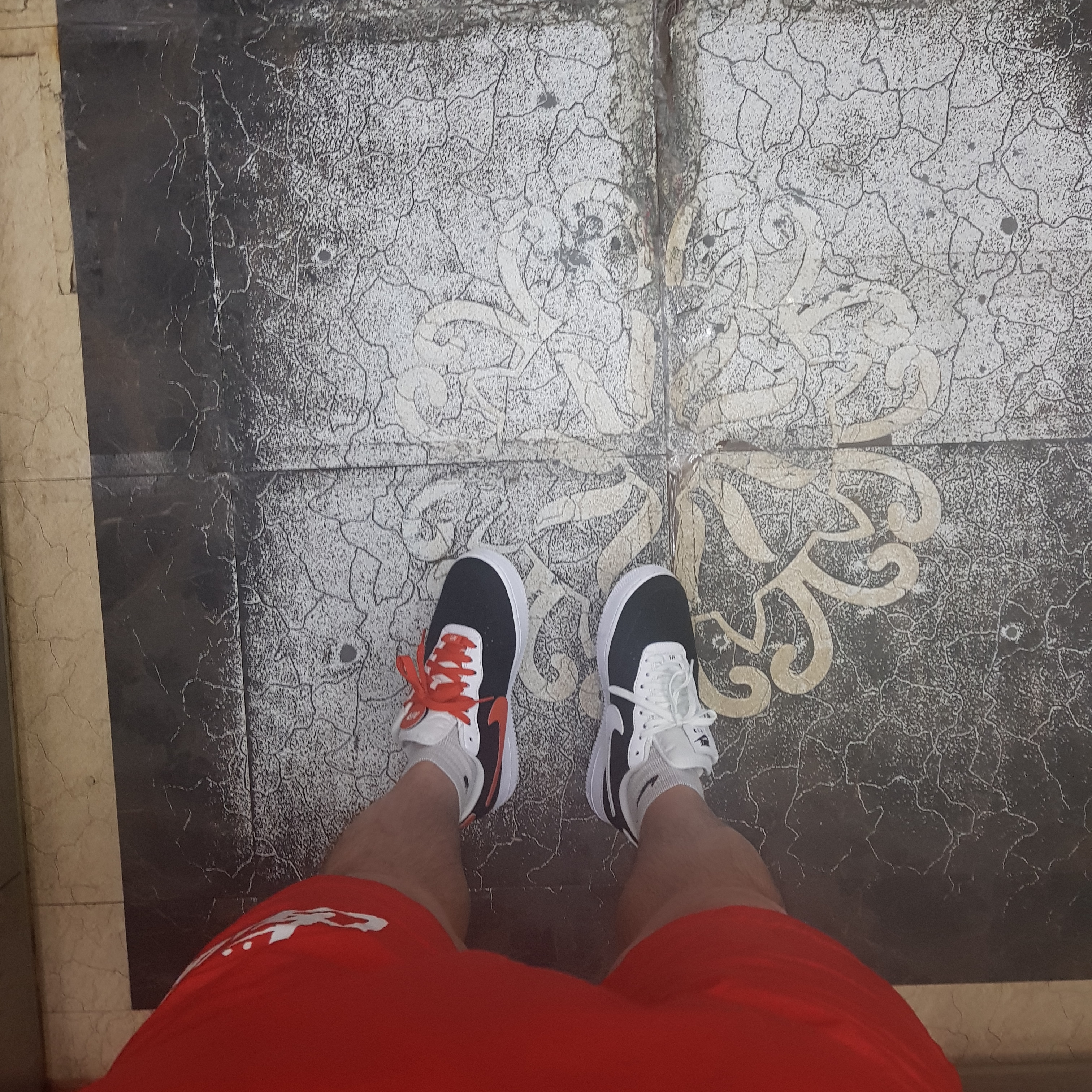 Nike Air Force 1/1 Cosmic Clay, Nike x Stussy Windrunner Jacket Habanero Red 착용 스타일 - 1