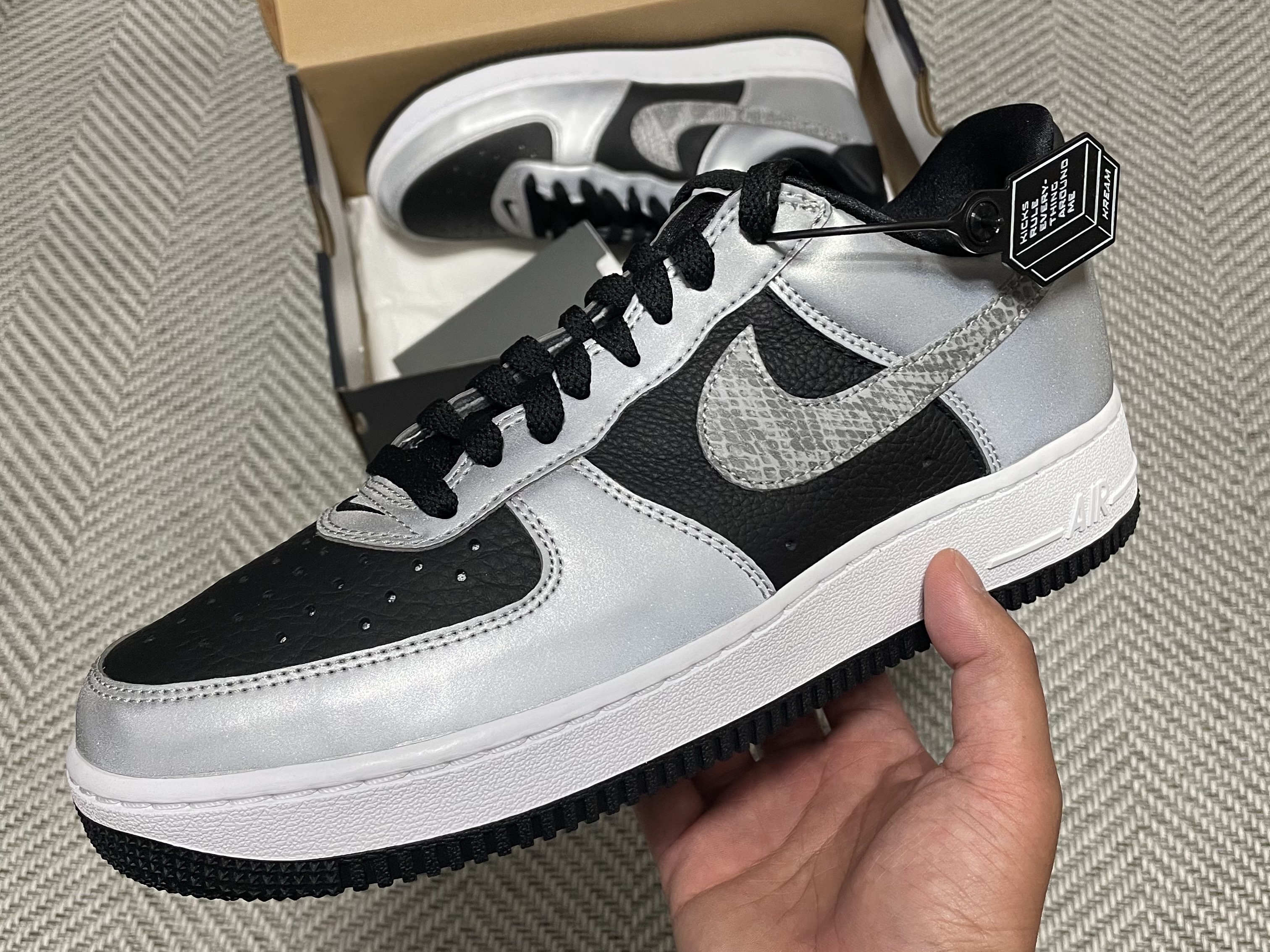Nike Air Force 1 B Silver Snake 착용 스타일