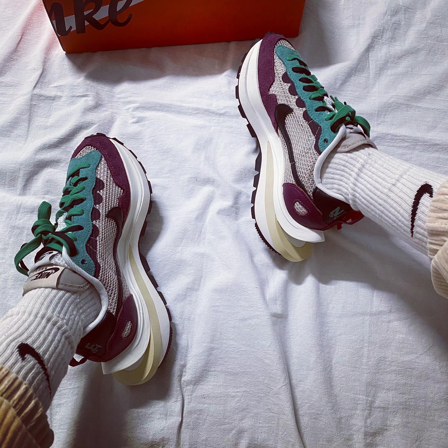 Nike x Sacai VaporWaffle String & Black Villain Red 착용 스타일 - 3