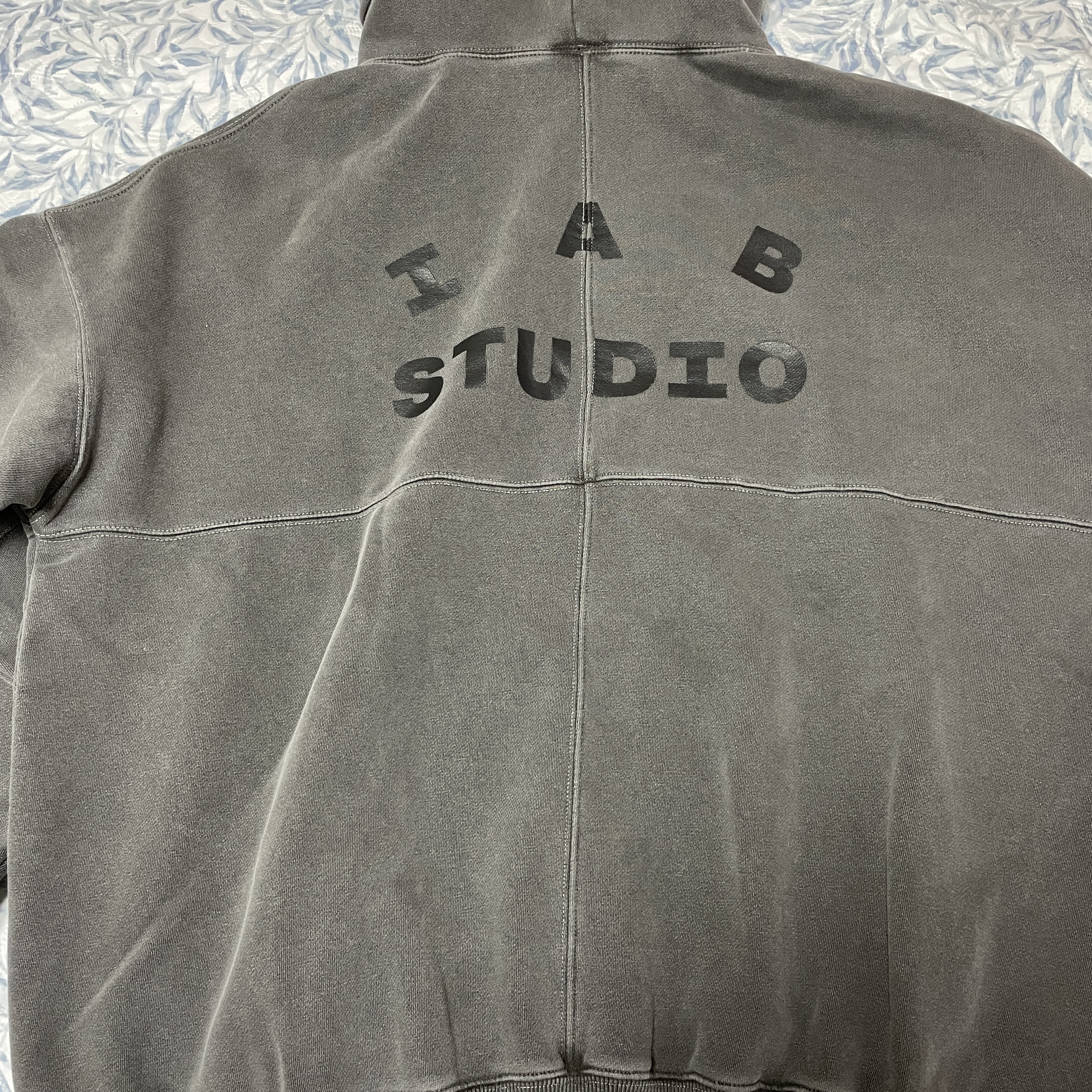 IAB Studio Blocked Pigment Hoodie Black 착용 스타일