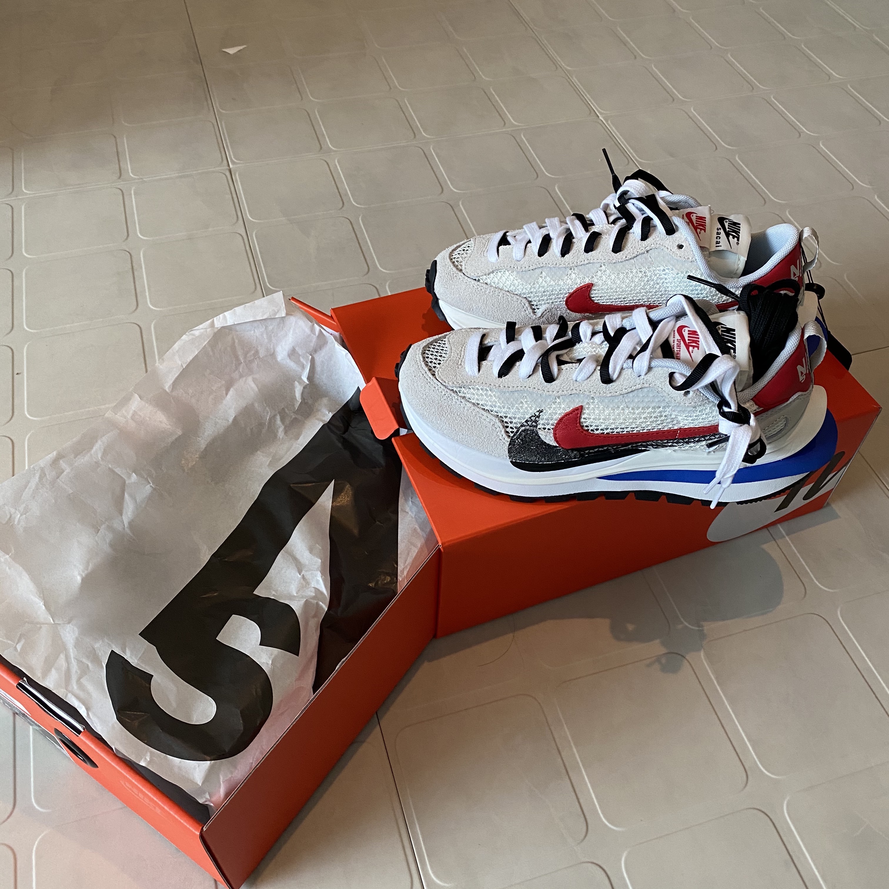 Nike x Sacai VaporWaffle Royal Fuchsia 착용 스타일