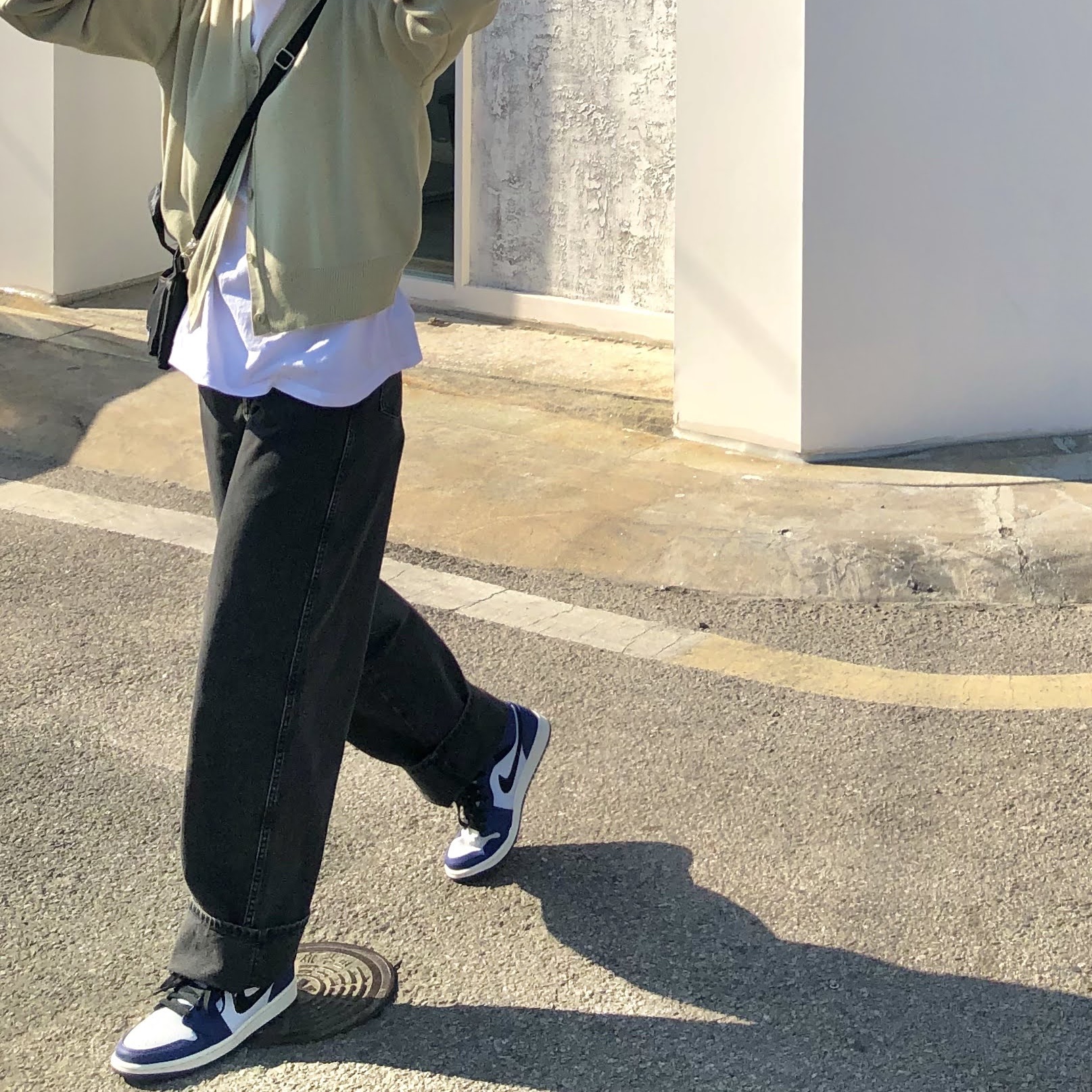 Jordan 1 Mid Deep Royal Blue Black 착용 스타일