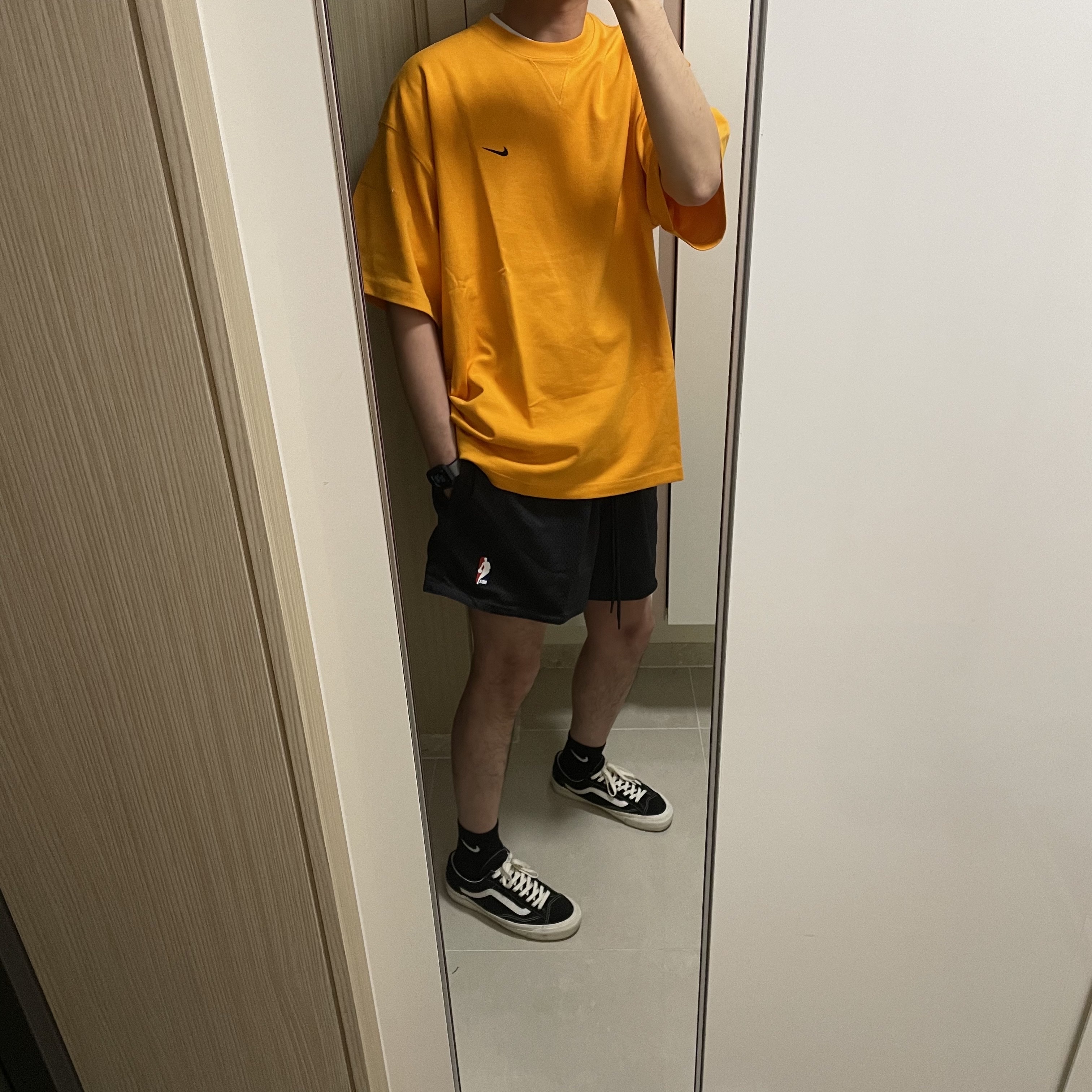 Nike x Kim Jones Oversized T-Shirt Circuit Orange - US/EU, Nike x Fear of God Basketball Shorts Off Noir 착용 스타일