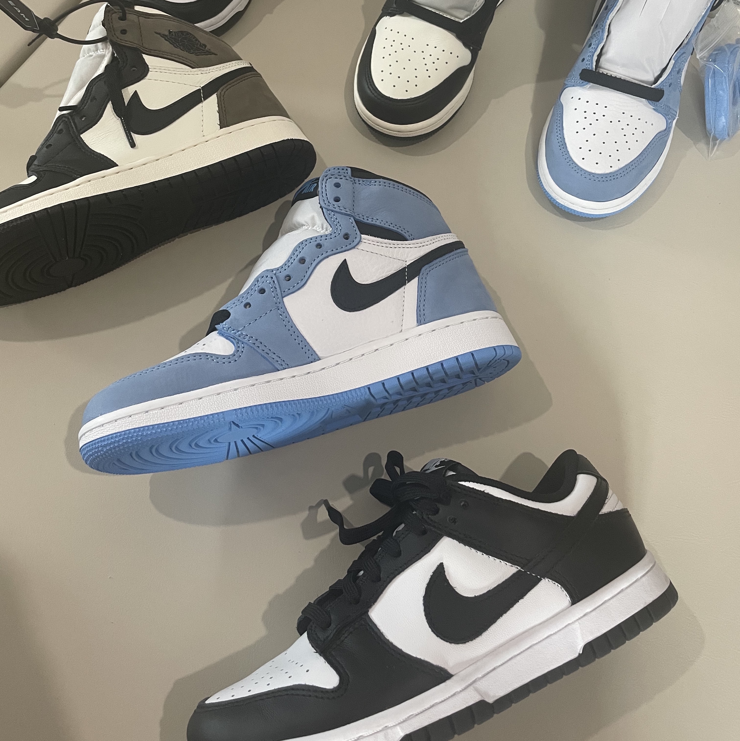 (W) Nike Dunk Low Black, (GS) Jordan 1 Retro High OG University Blue 착용 스타일 - 2