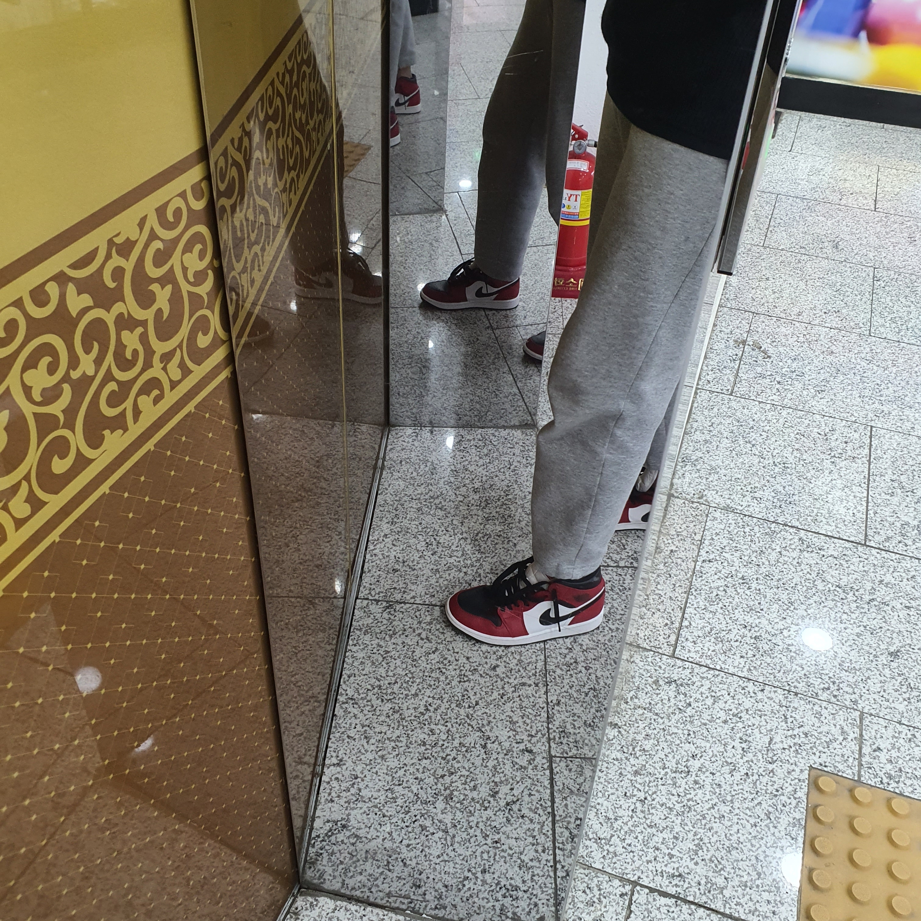 Jordan 1 Mid Chicago Black Toe 착용 스타일 - 1
