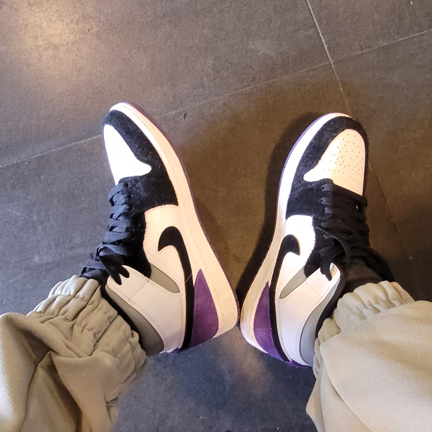 Nike x Off-White Air Rubber Dunk University Gold, Jordan 1 Mid SE Court Purple 착용 스타일 - 2