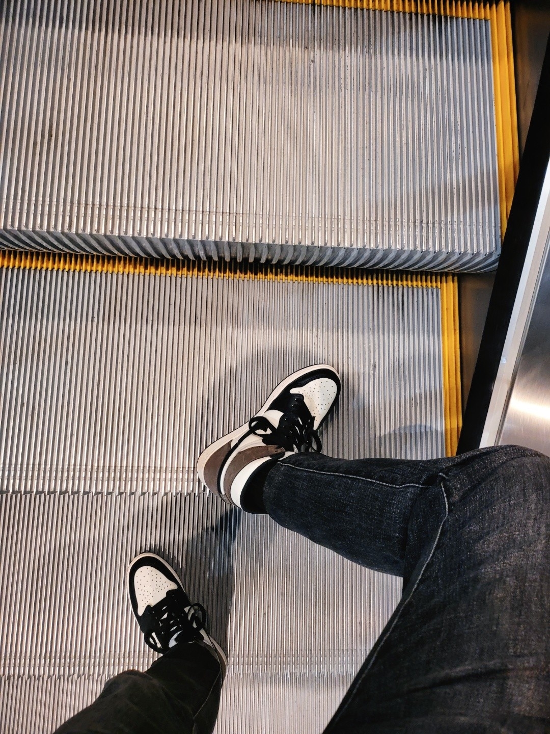 Jordan 1 Retro High OG Black Mocha 착용 스타일