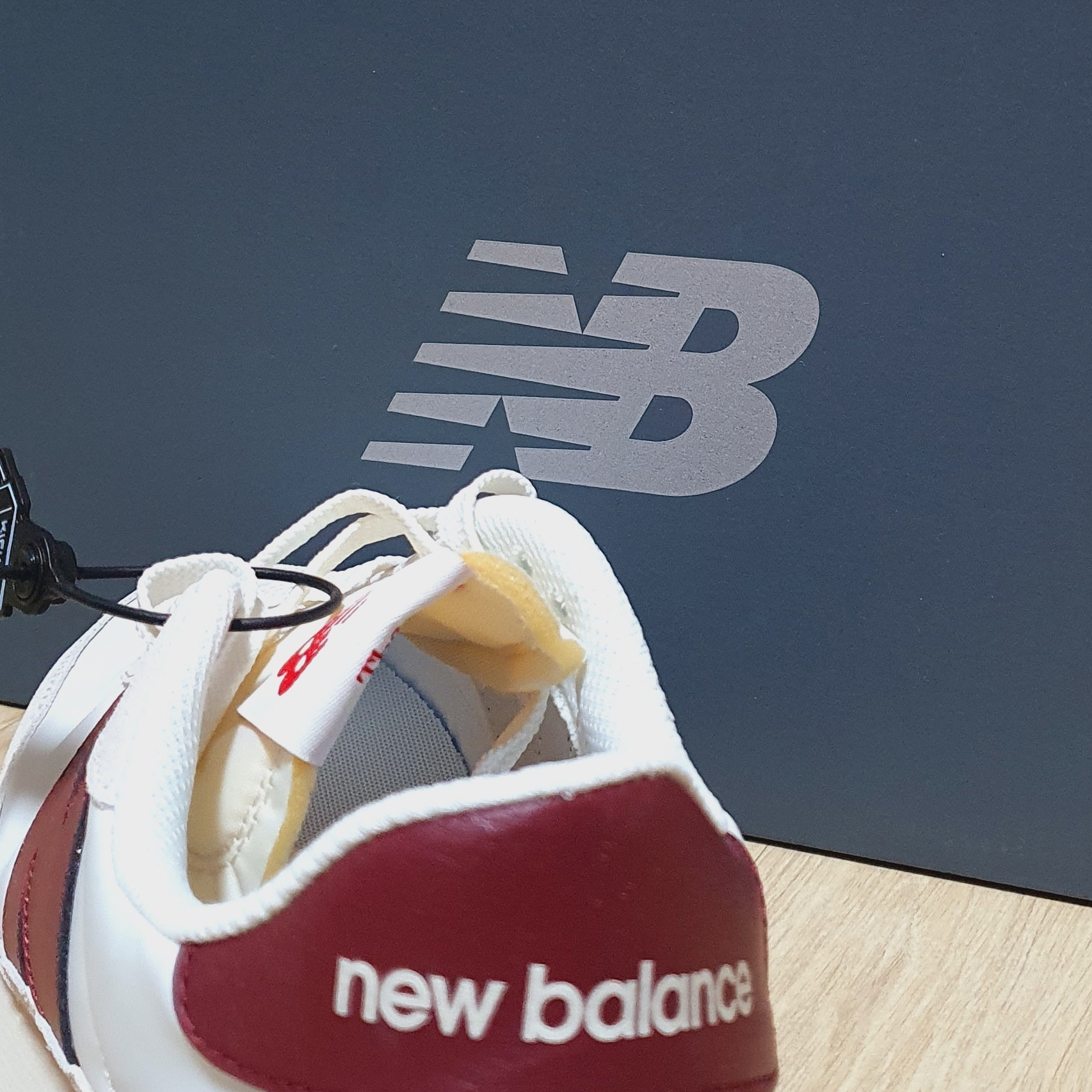New Balance 237 Moonbeam Classic Burgundy 착용 스타일 - 2