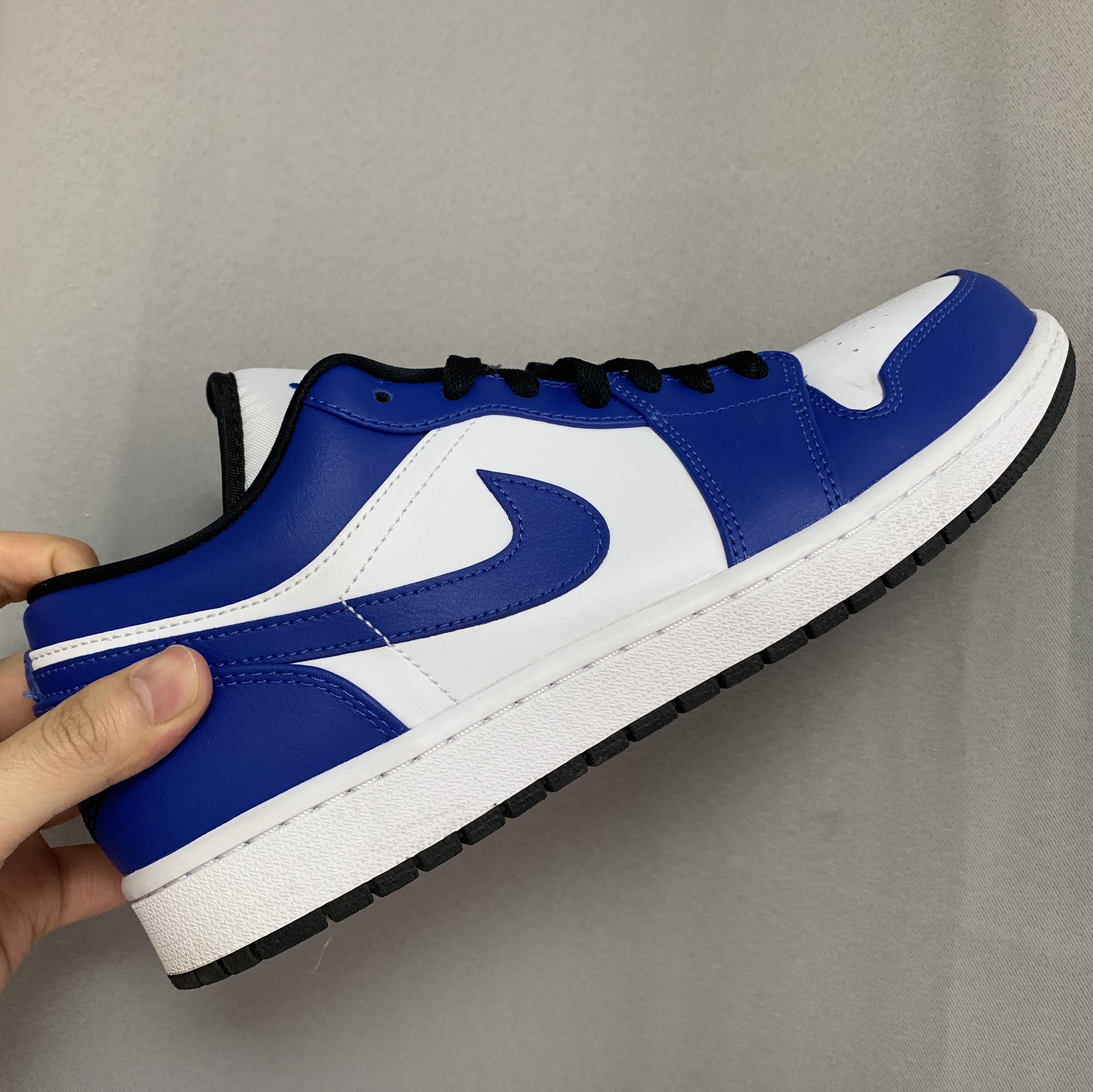Jordan 1 Low Hyper Royal 착용 스타일