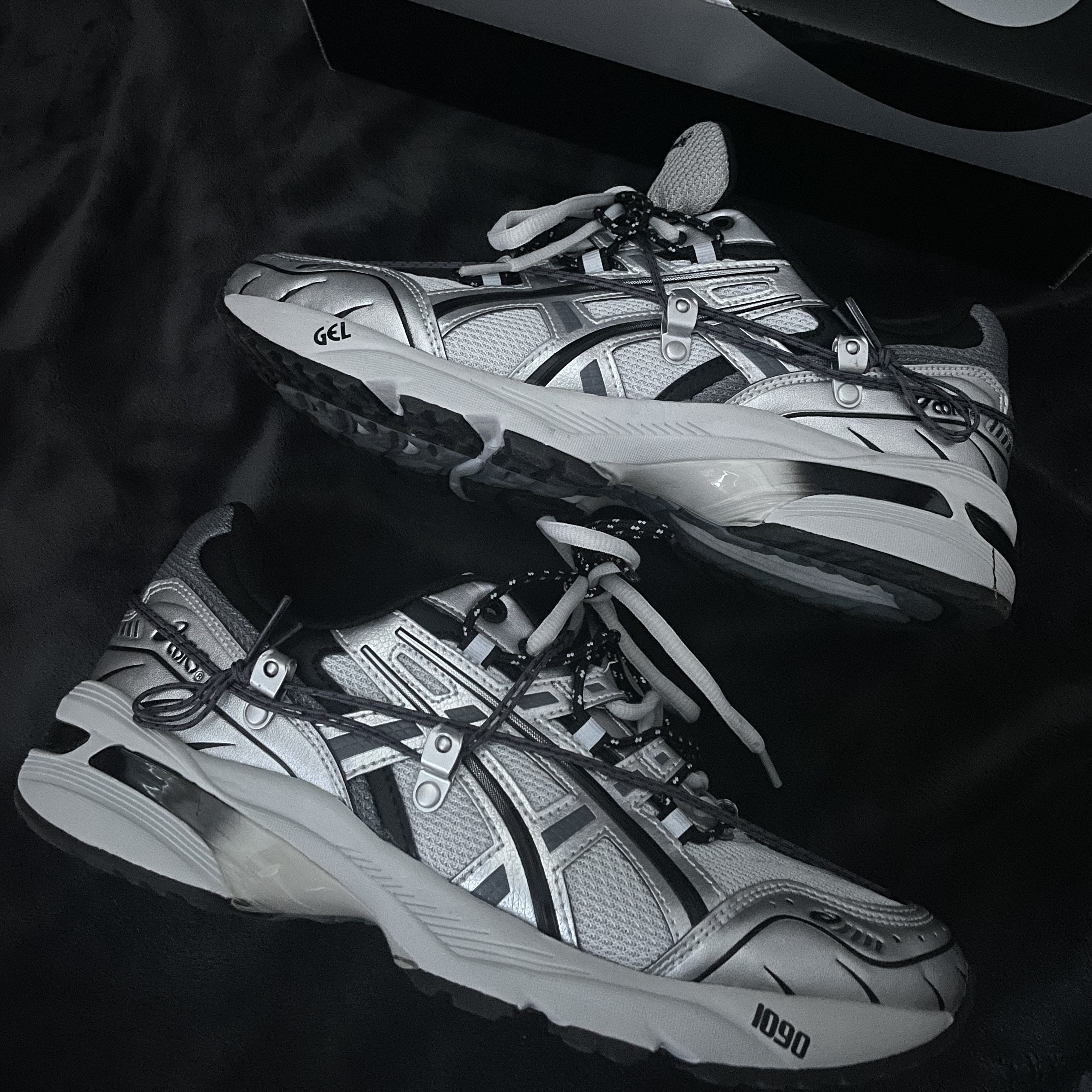 Asics x Andersson Bell Gel-1090 Glacier Grey Silver, Asics x Andersson Bell Gel-1090 White Orange 착용 스타일 - 3