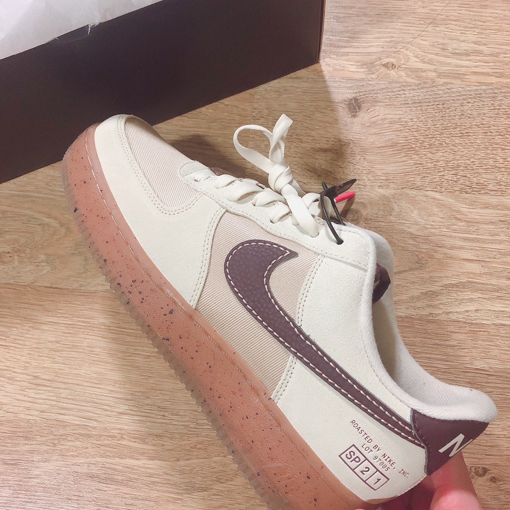 Nike Air Force 1 '07 LV8 Coffee 착용 스타일 - 1