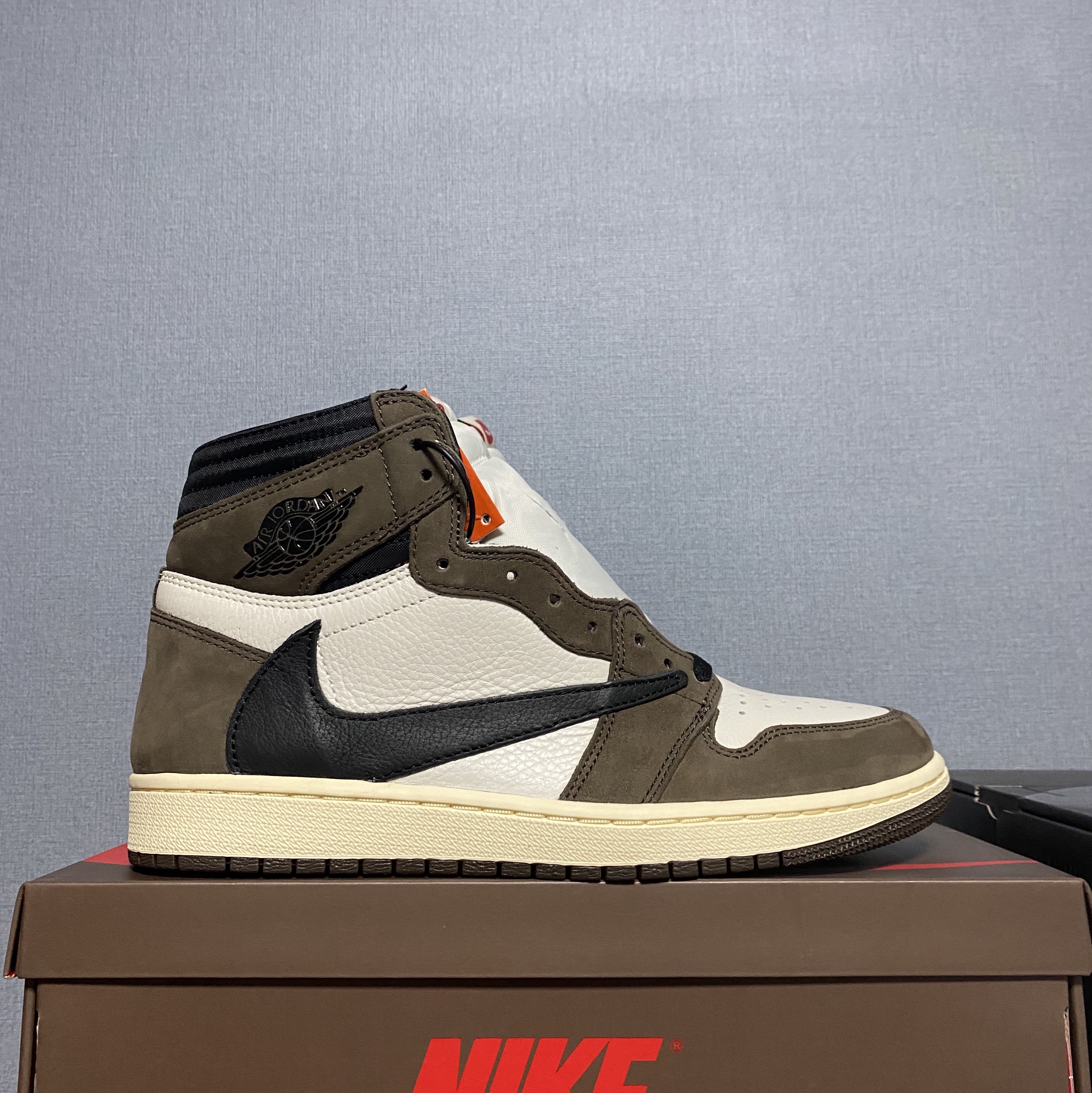 Jordan 1 x Travis Scott Retro High OG SP Mocha 착용 스타일 - 2