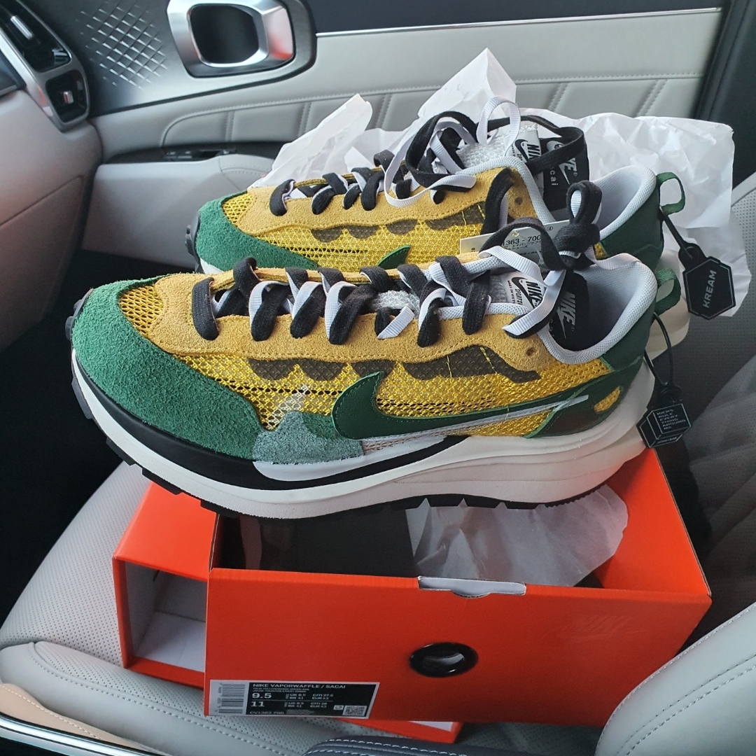 Nike x Sacai VaporWaffle Tour Yellow & Gorge Green Sail 착용 스타일