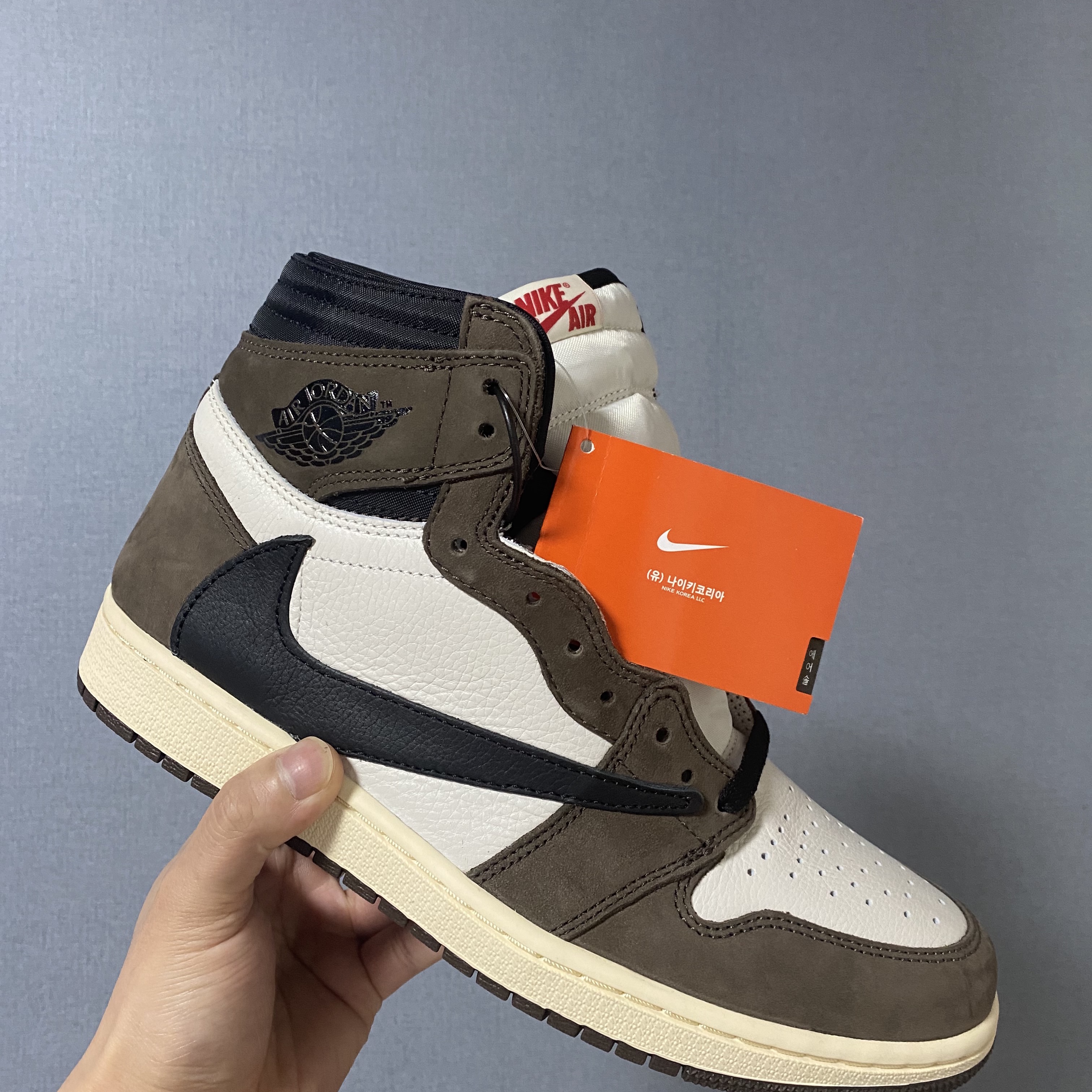 Jordan 1 x Travis Scott Retro High OG SP Mocha 착용 스타일 - 1