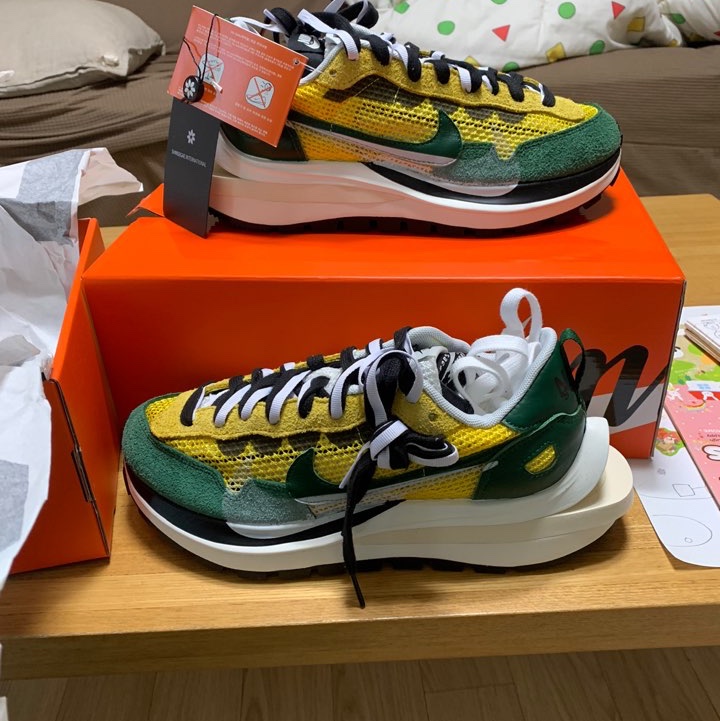 Nike x Sacai VaporWaffle Tour Yellow & Gorge Green Sail 착용 스타일 - 3
