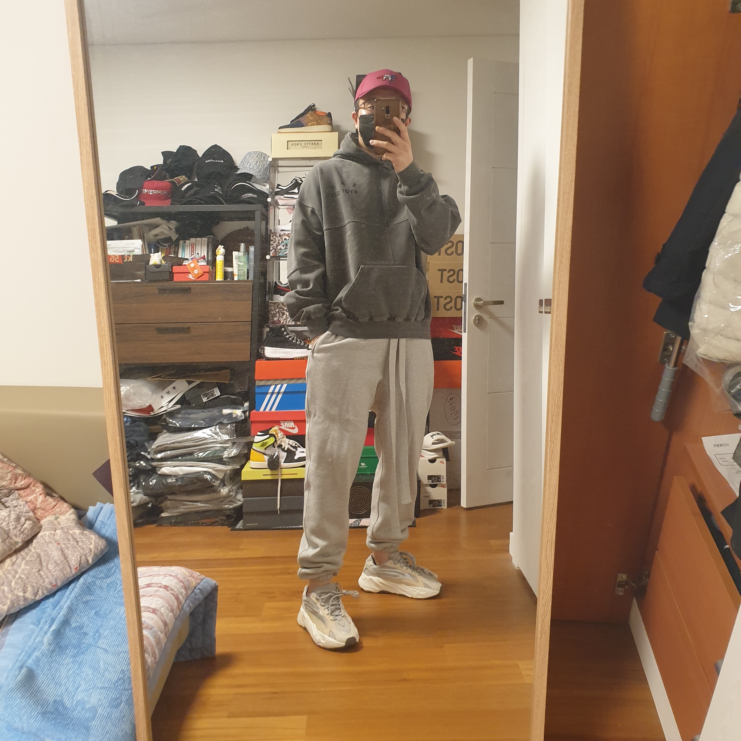 IAB Studio Blocked Pigment Hoodie Black, Adidas Yeezy Boost 700 V2 Cream 착용 스타일 - 1