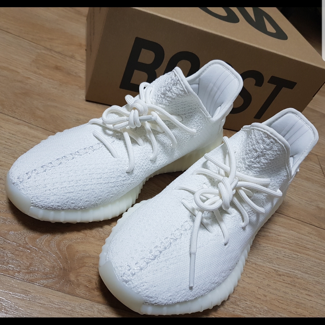 Adidas Yeezy Boost 350 V2 Cream/Triple White 착용 스타일 - 1