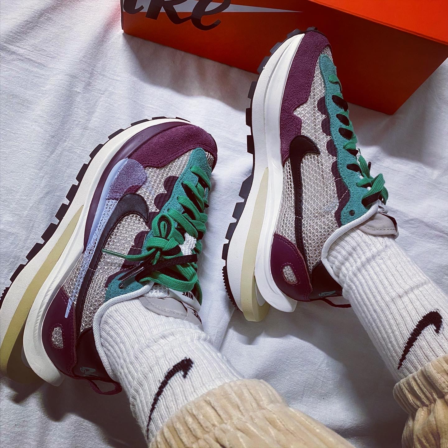 Nike x Sacai VaporWaffle String & Black Villain Red 착용 스타일 - 5