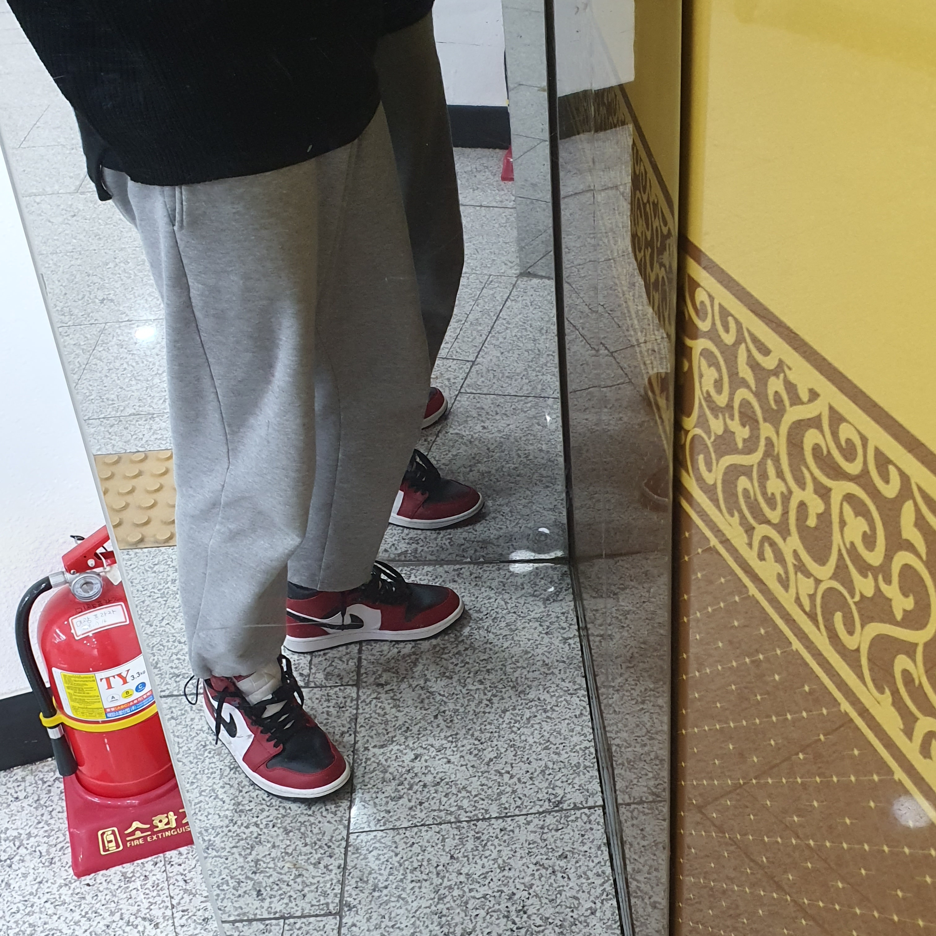 Jordan 1 Mid Chicago Black Toe 착용 스타일 - 2
