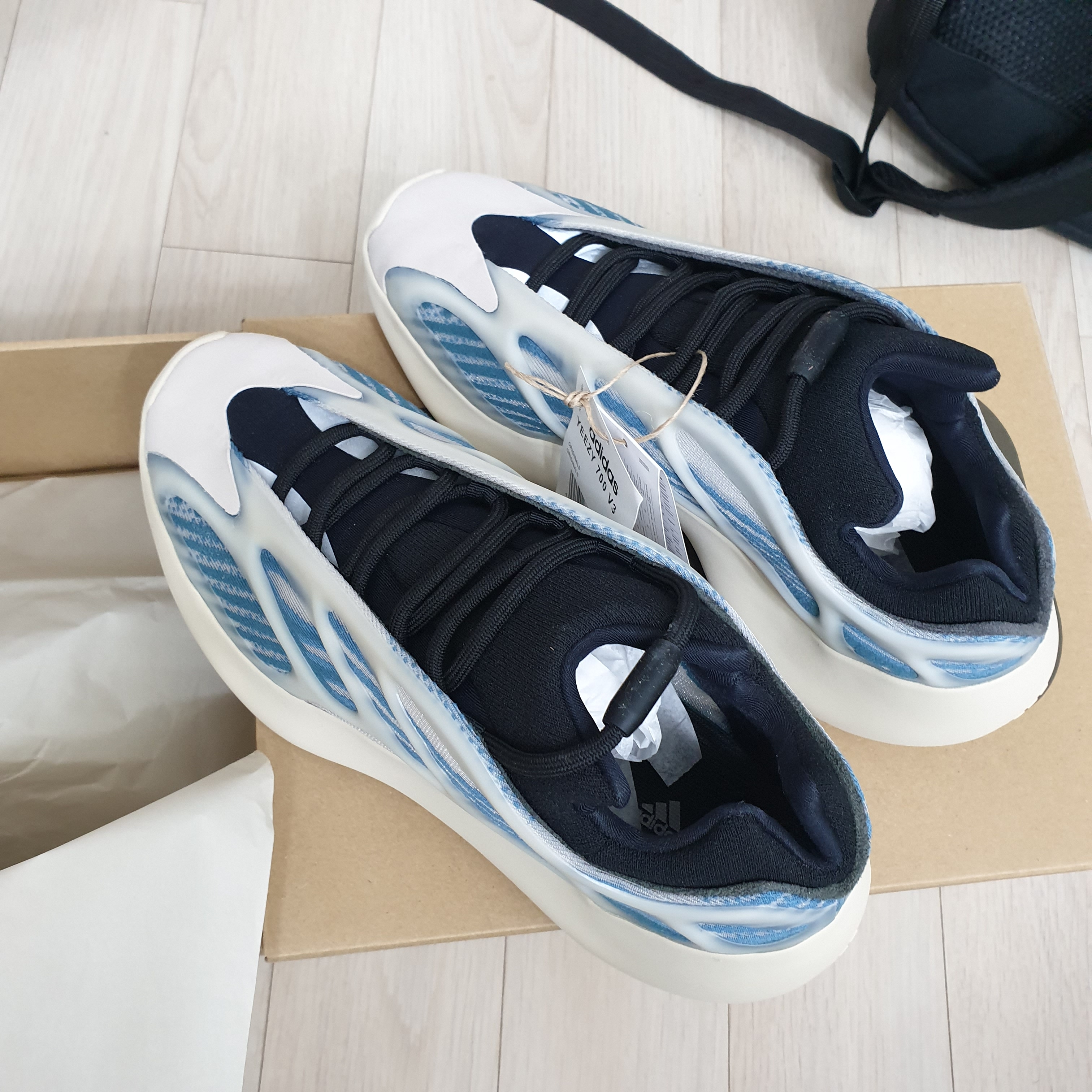 Adidas Yeezy 700 V3 Kyanite 착용 스타일