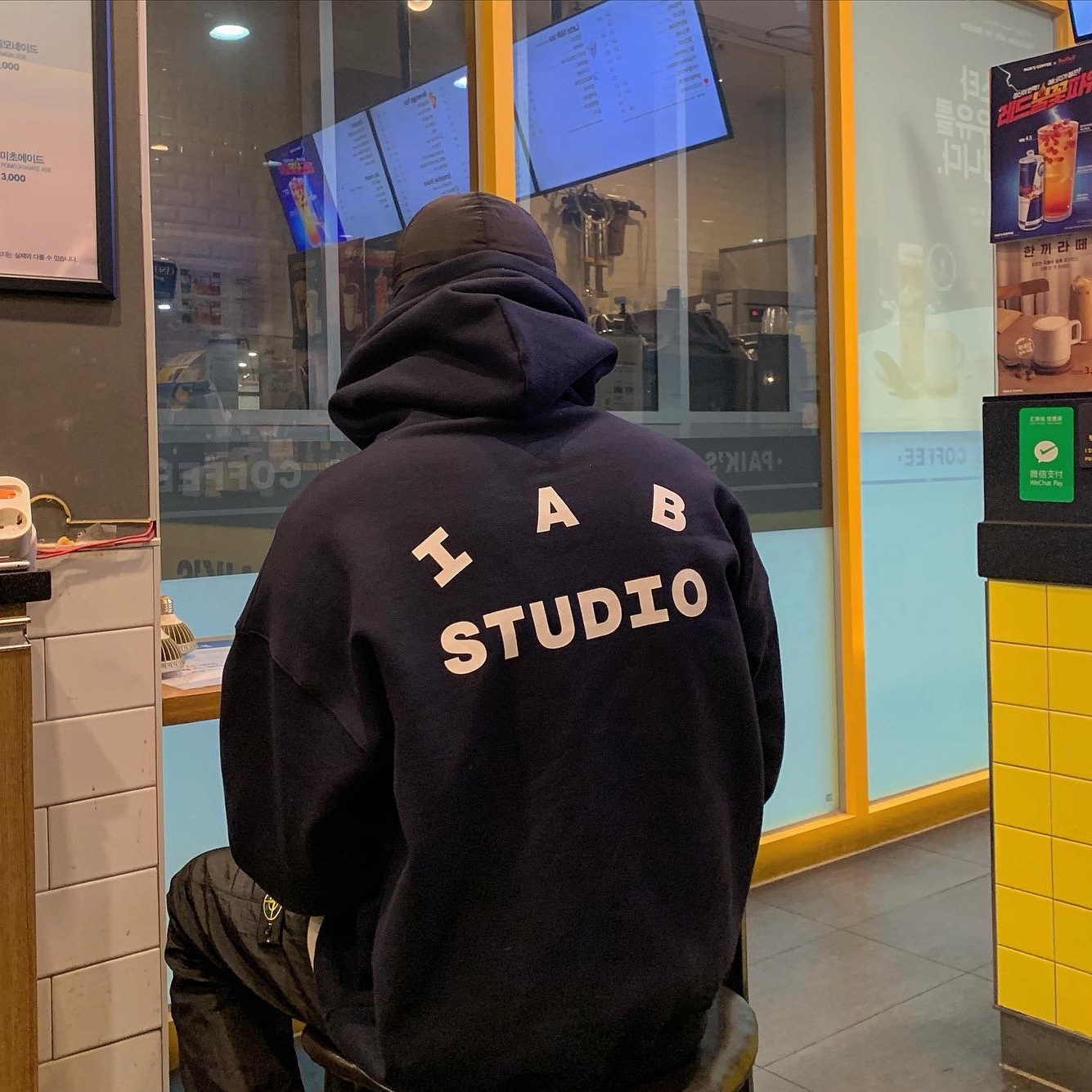 IAB Studio Hoodie Navy - 21SS 착용 스타일 - 2