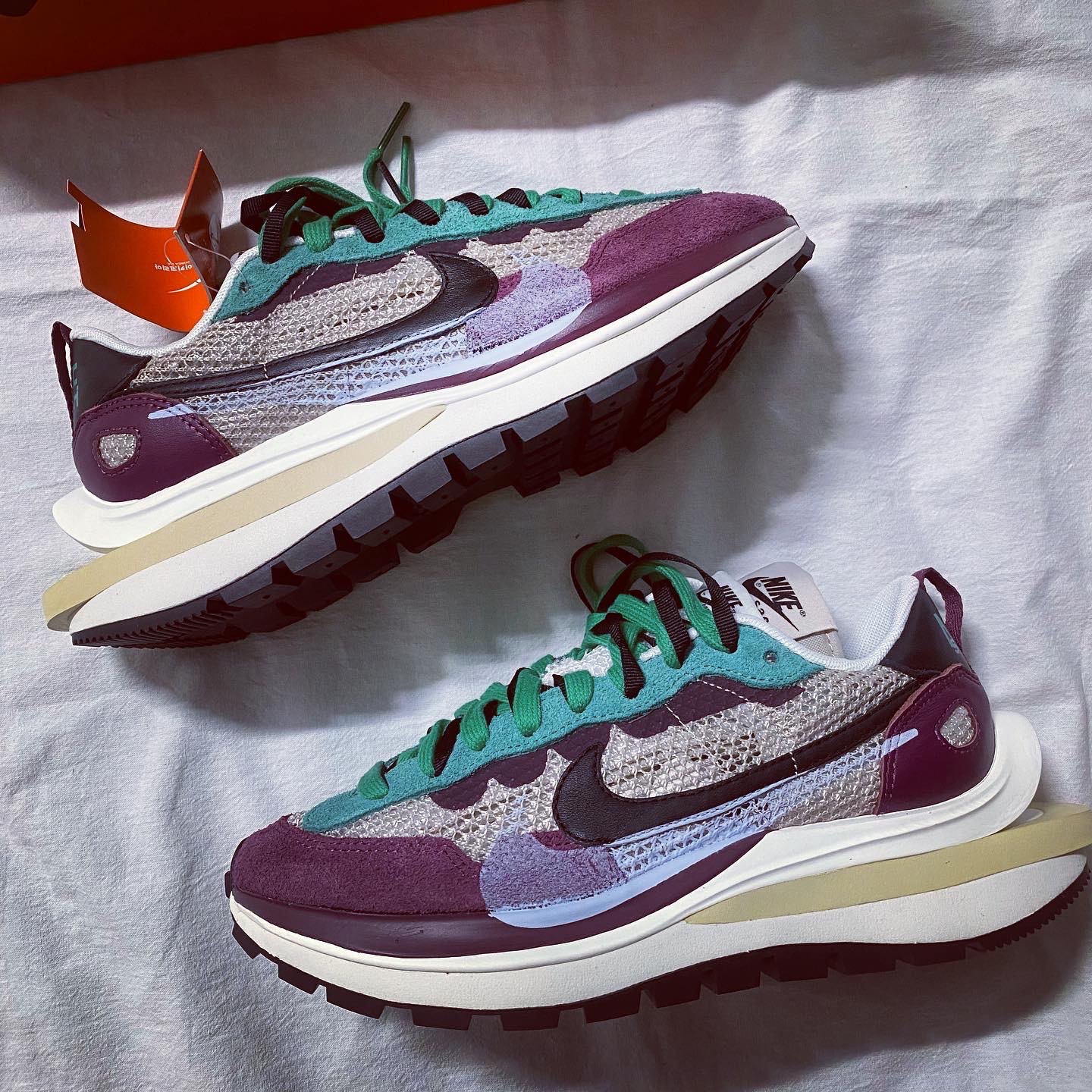 Nike x Sacai VaporWaffle String & Black Villain Red 착용 스타일 - 2