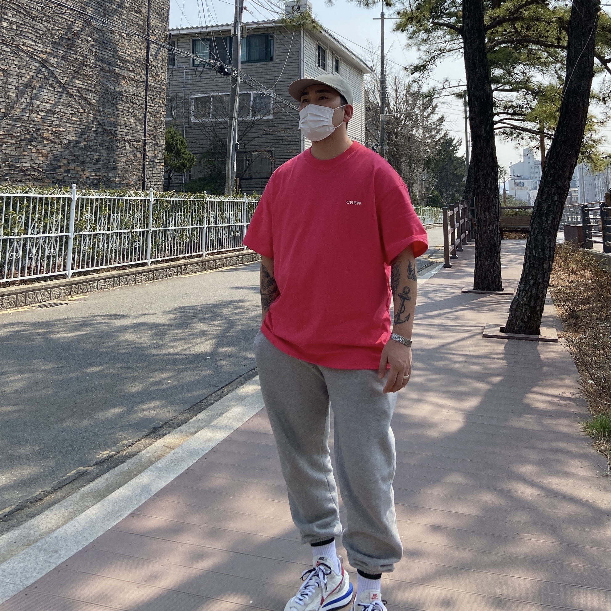 Nike x Sacai VaporWaffle Royal Fuchsia 착용 스타일 - 2