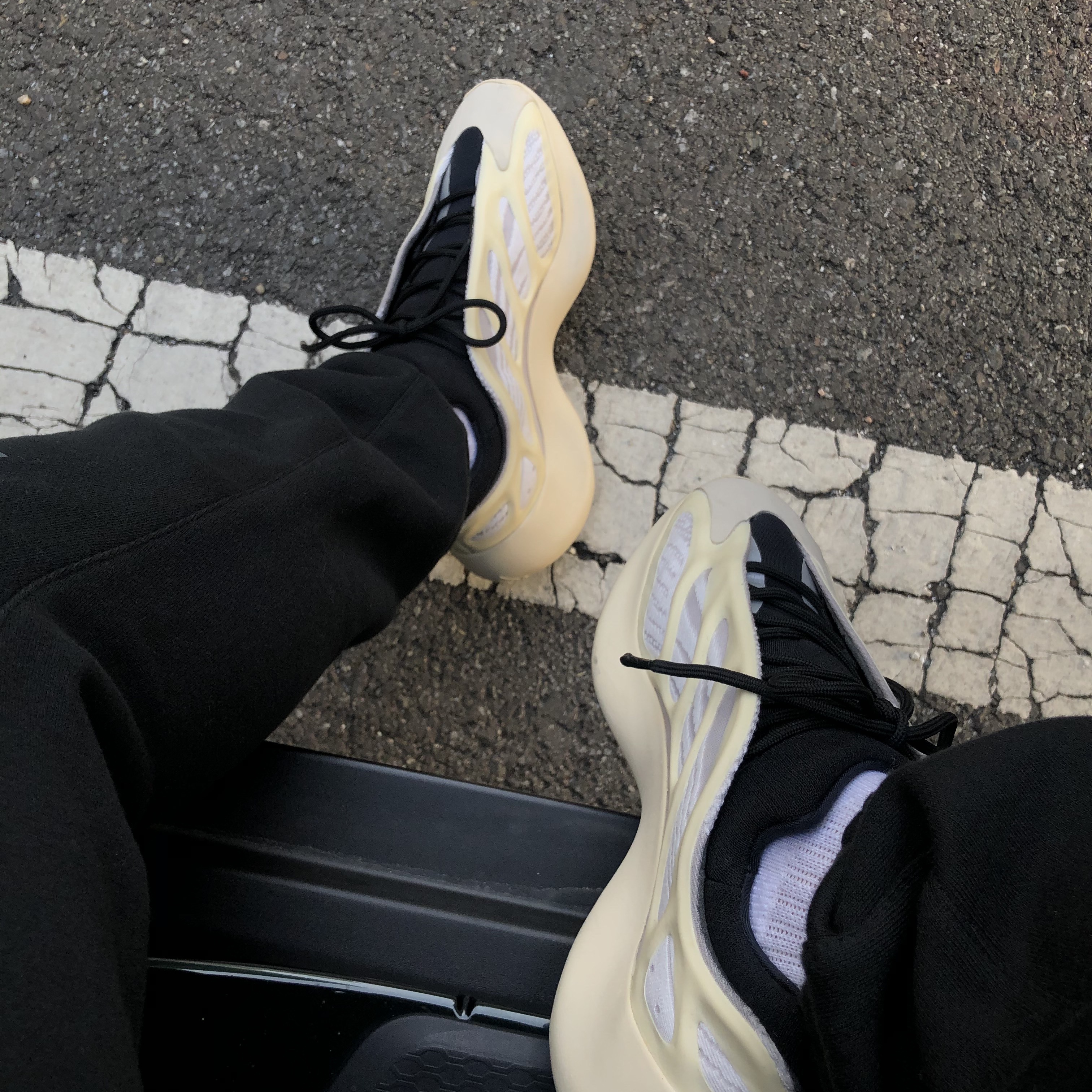 Adidas Yeezy 700 V3 Azael 2019 착용 스타일 - 2