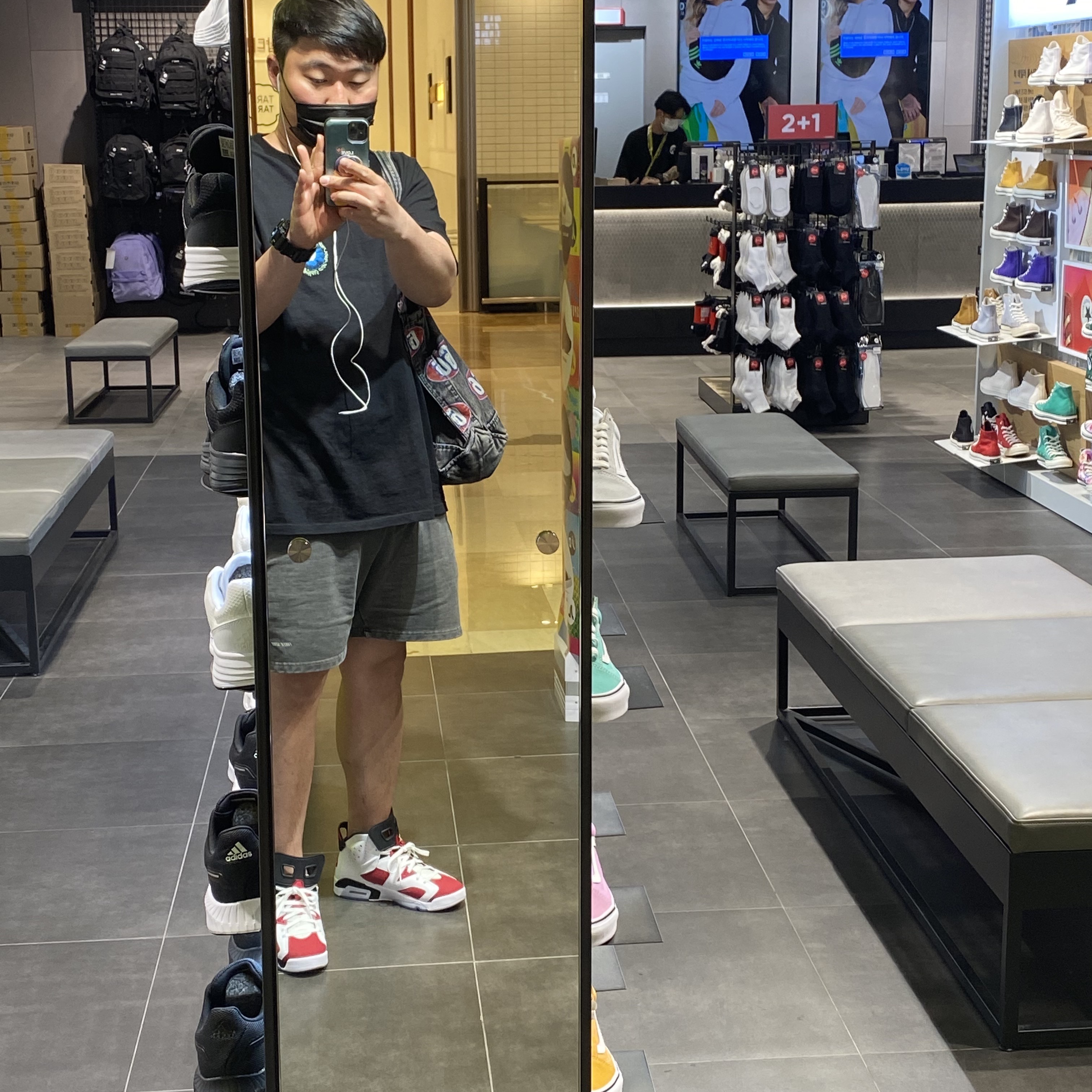 Jordan 6 Retro Carmine 2021, Stussy Cosmos T-Shirt Black 착용 스타일 - 2