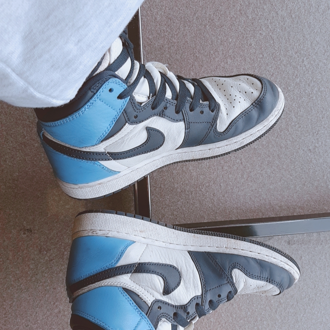 Jordan 1 Retro High Obsidian UNC, (GS) Jordan 1 Retro High Obsidian UNC 착용 스타일 - 3