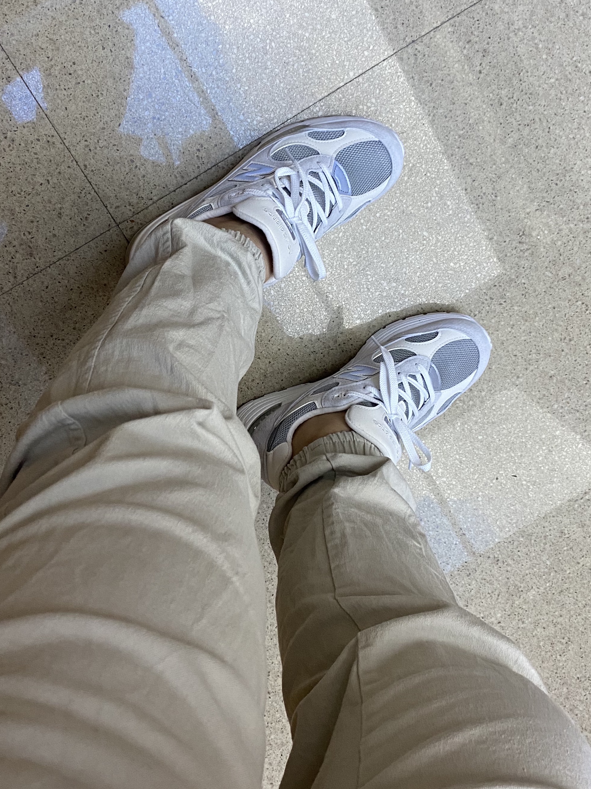 New Balance 992 Made in USA White Silver 착용 스타일 - 1