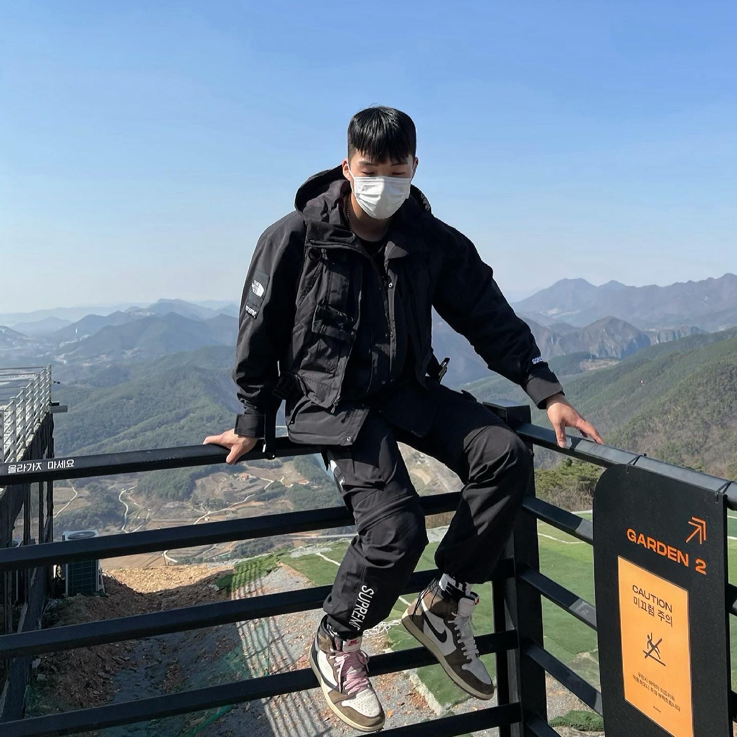 Supreme x The North Face RTG Jacket + Vest Black - 20SS, Supreme x The North Face Belted Cargo Pants Black - 20SS 착용 스타일 - 2