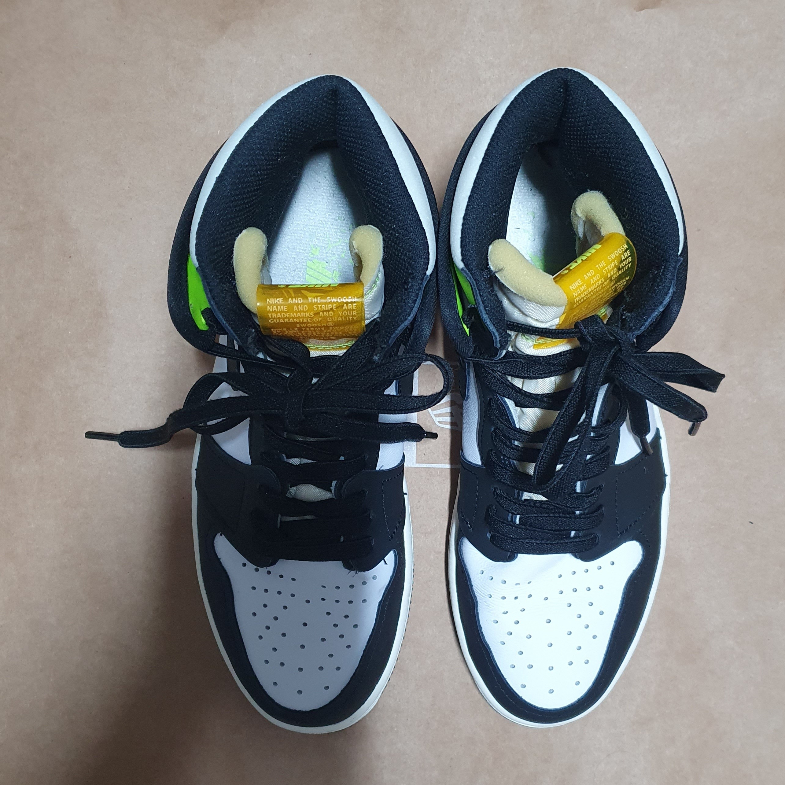 Jordan 1 Retro High OG Volt Gold 착용 스타일 - 3