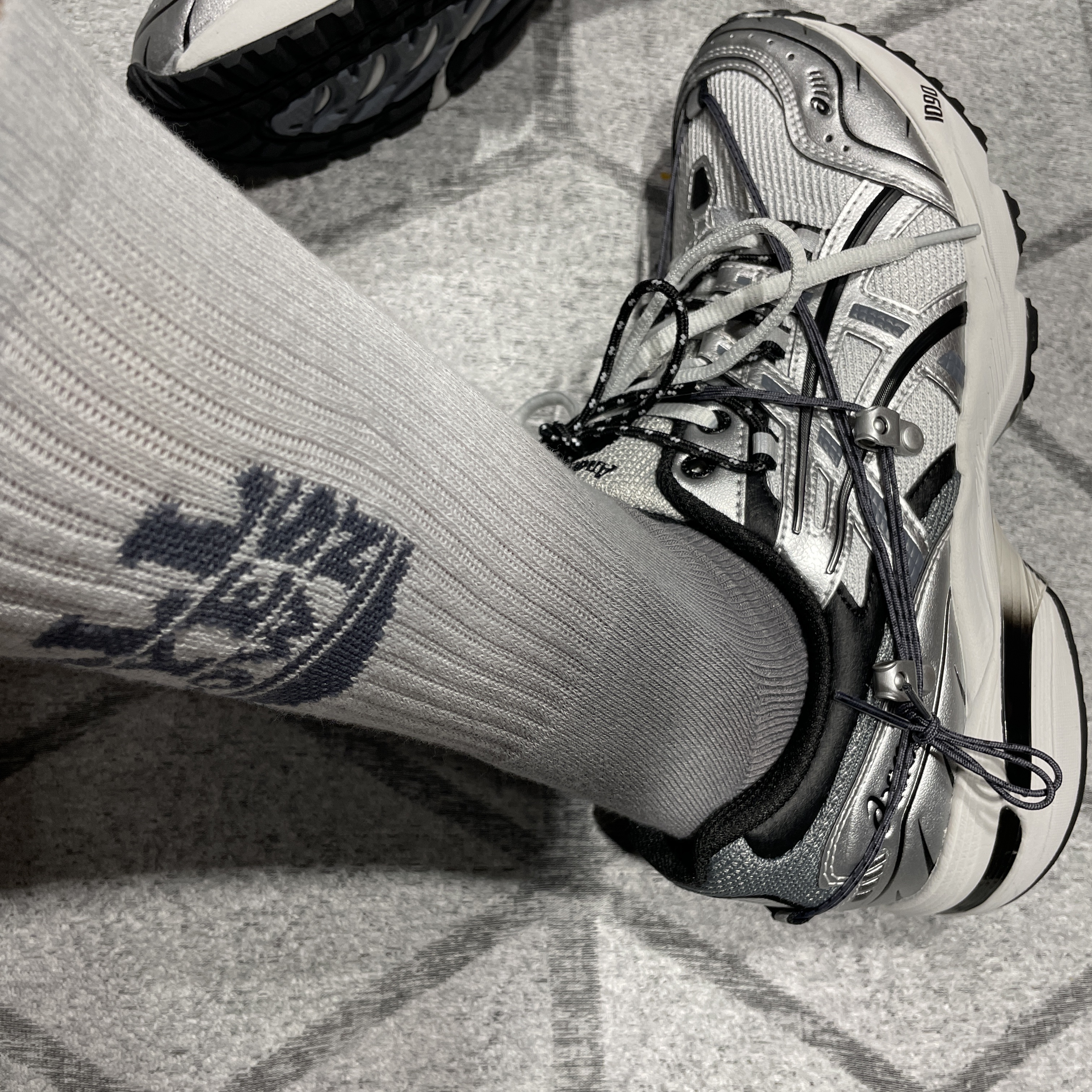 Asics x Andersson Bell Gel-1090 Glacier Grey Silver 착용 스타일