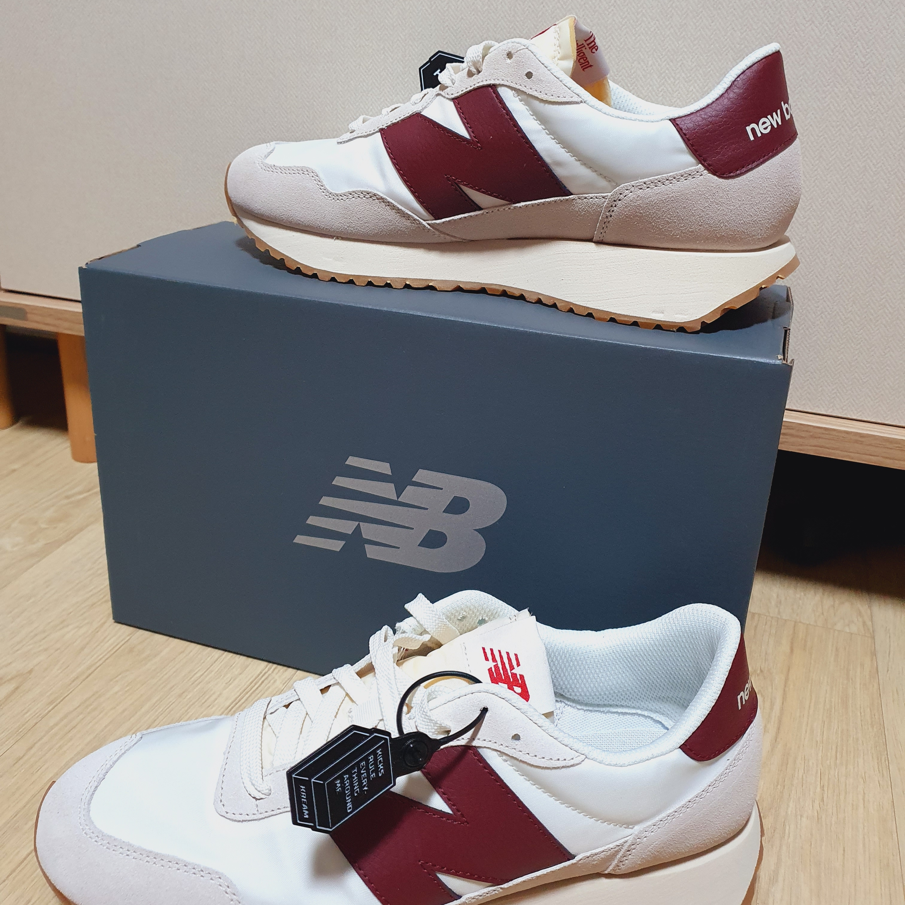New Balance 237 Moonbeam Classic Burgundy 착용 스타일 - 1