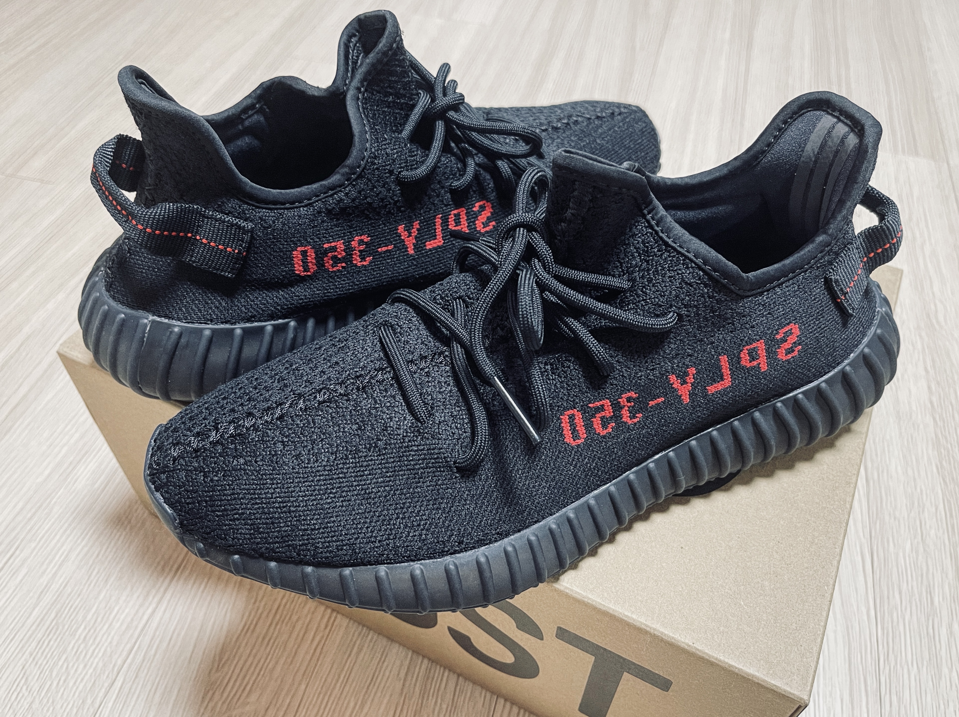 Adidas Yeezy Boost 350 V2 Black Red 2020 착용 스타일 - 1