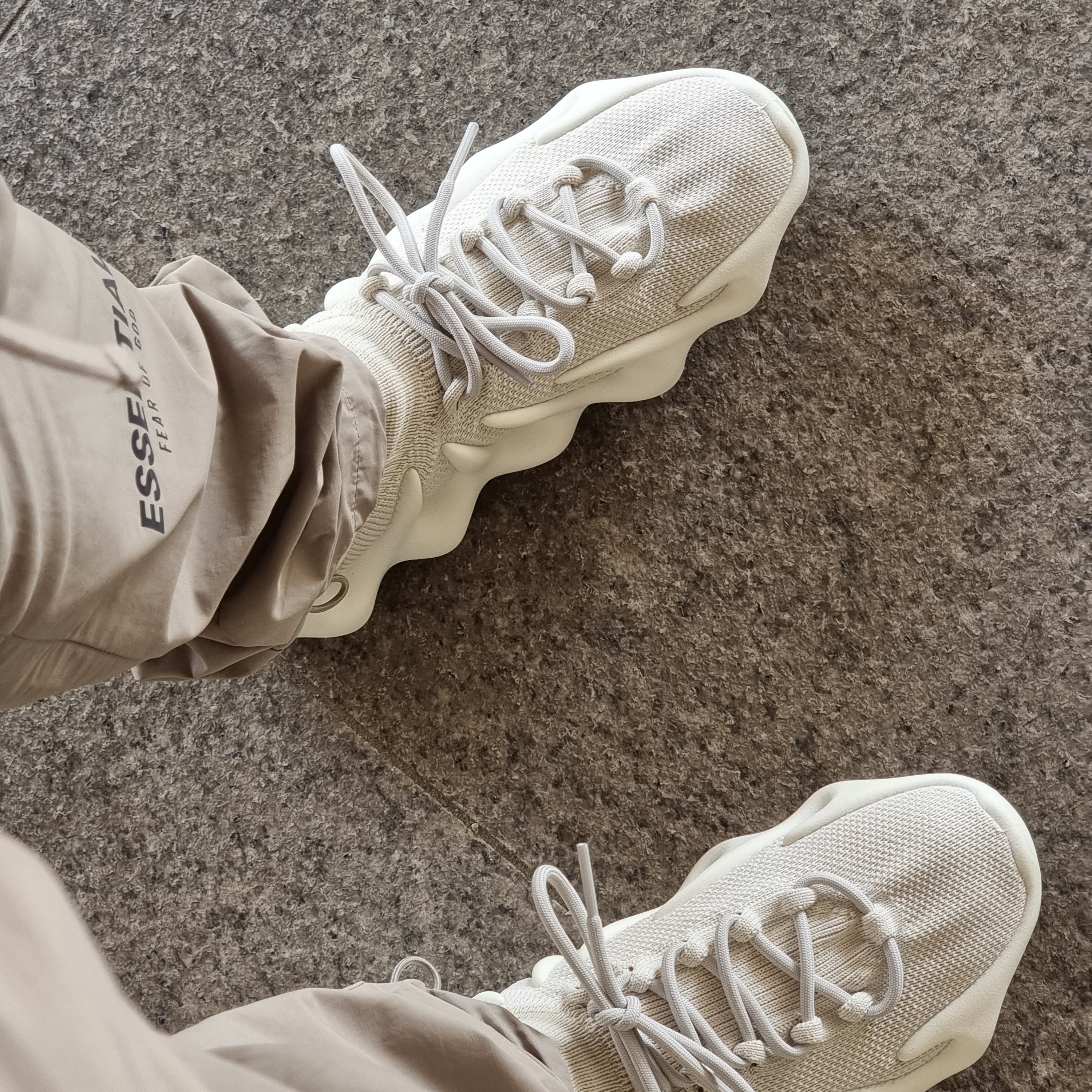 Adidas Yeezy 450 Cloud White, Essentials Track Pants Moss - 20FW 착용 스타일