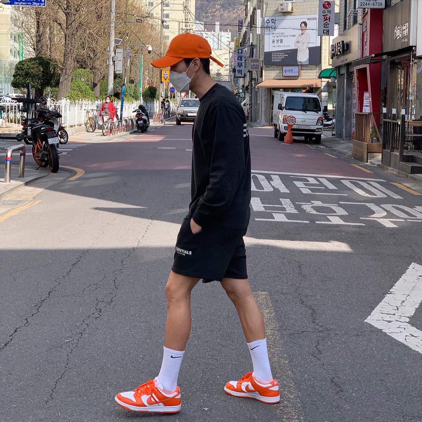 Nike Dunk Low SP Syracuse 2020, Essentials Sweatshorts Black 2020 착용 스타일 - 1