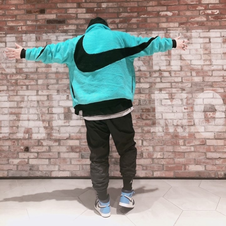 Nike Big Swoosh Full Zip Jacket Hyper Jade Black, Jordan 1 Retro High Obsidian UNC 착용 스타일 - 1