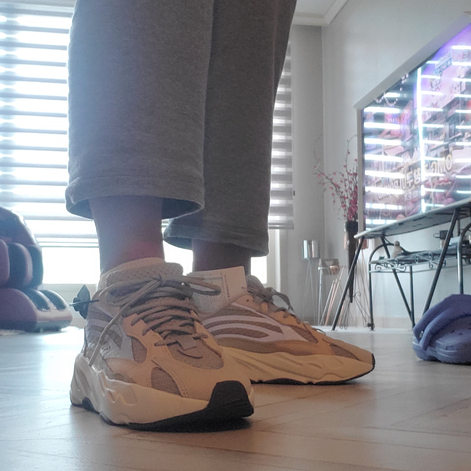 Adidas Yeezy Boost 700 V2 Cream 착용 스타일 - 1