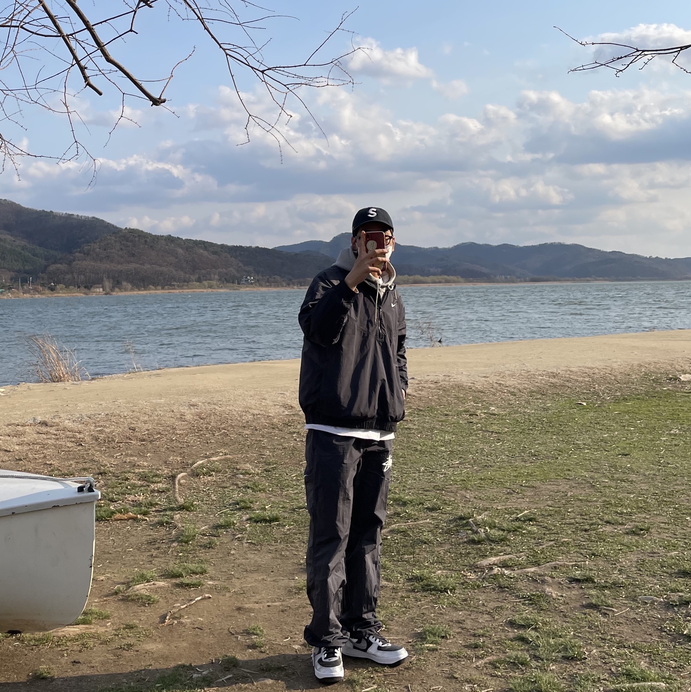 Nike x Stussy Windrunner Jacket Off Noir, Nike x Stussy Beach Pants Off Noir 착용 스타일