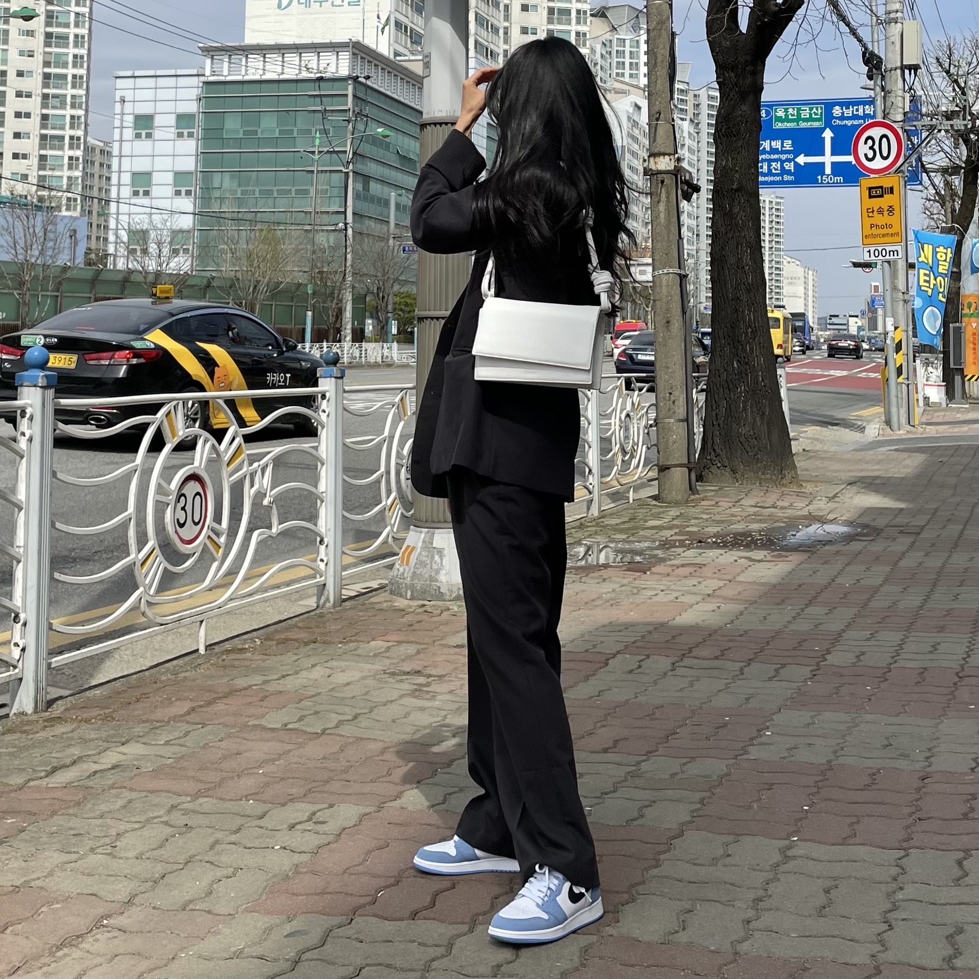 (GS) Jordan 1 Retro High OG University Blue 착용 스타일 - 1