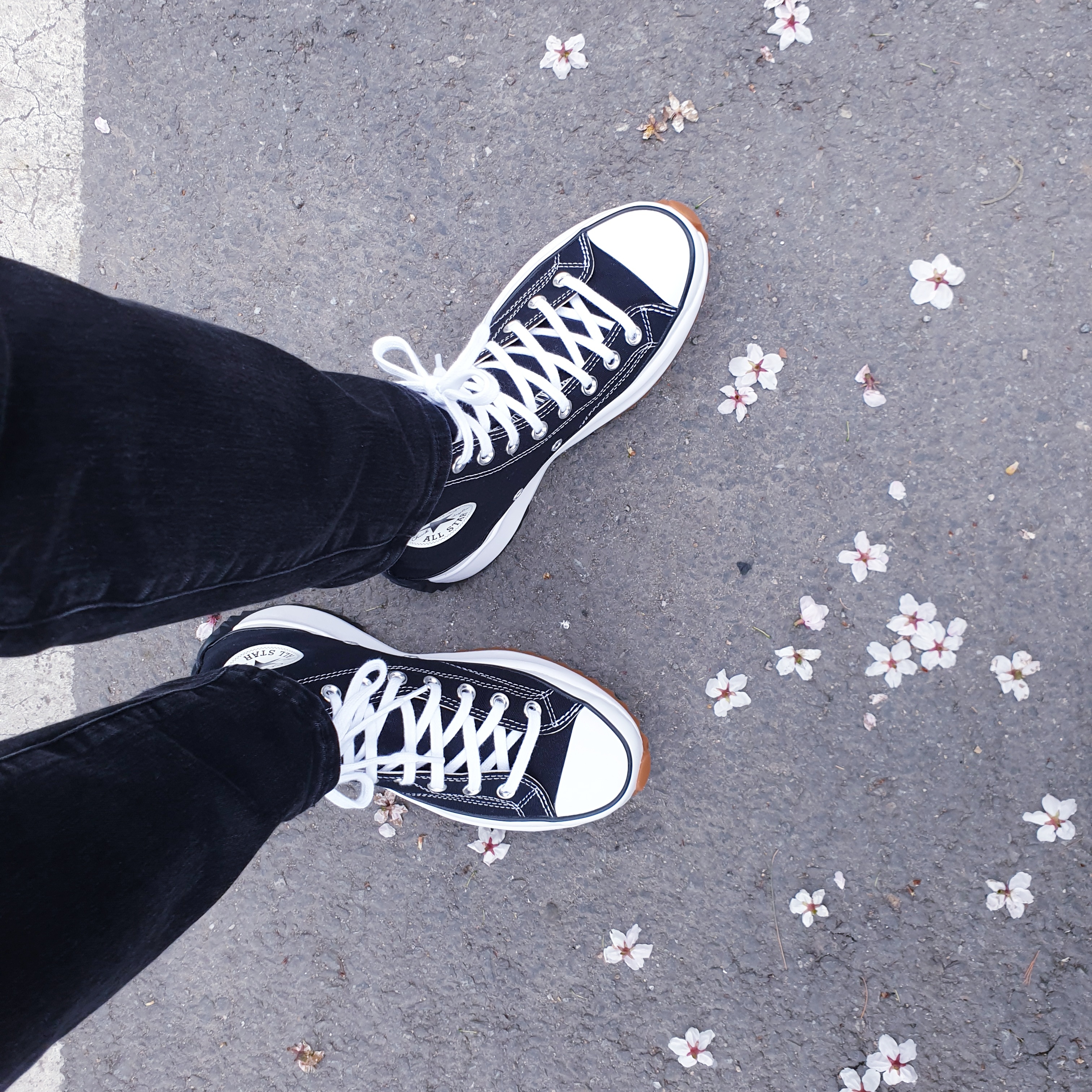 Converse Run Star Hike Hi Black White Gum 착용 스타일 - 1