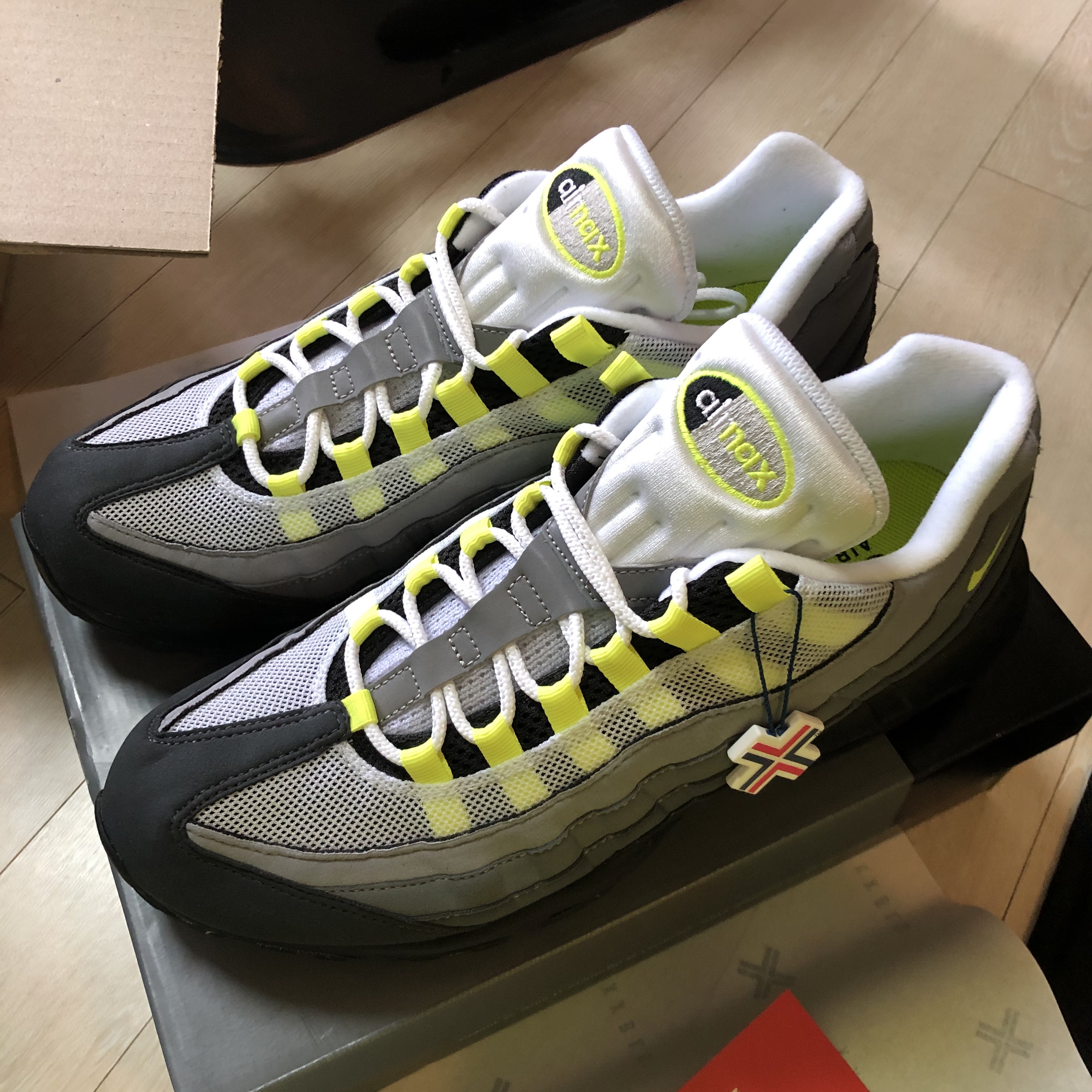 Nike Air Max 95 OG Neon Yellow 2020 착용 스타일 - 1