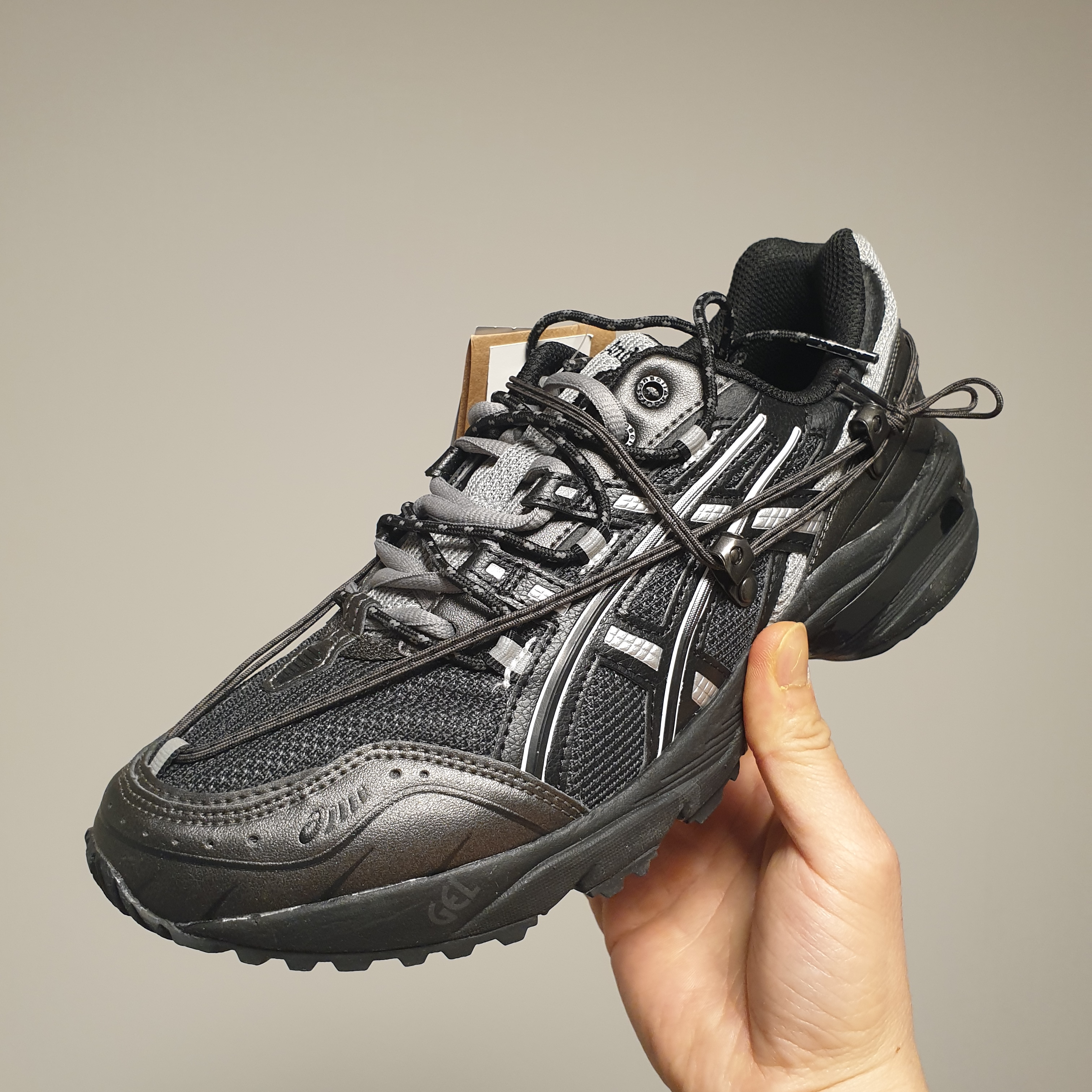 Asics x Andersson Bell Gel-1090 Black Silver 착용 스타일 - 1