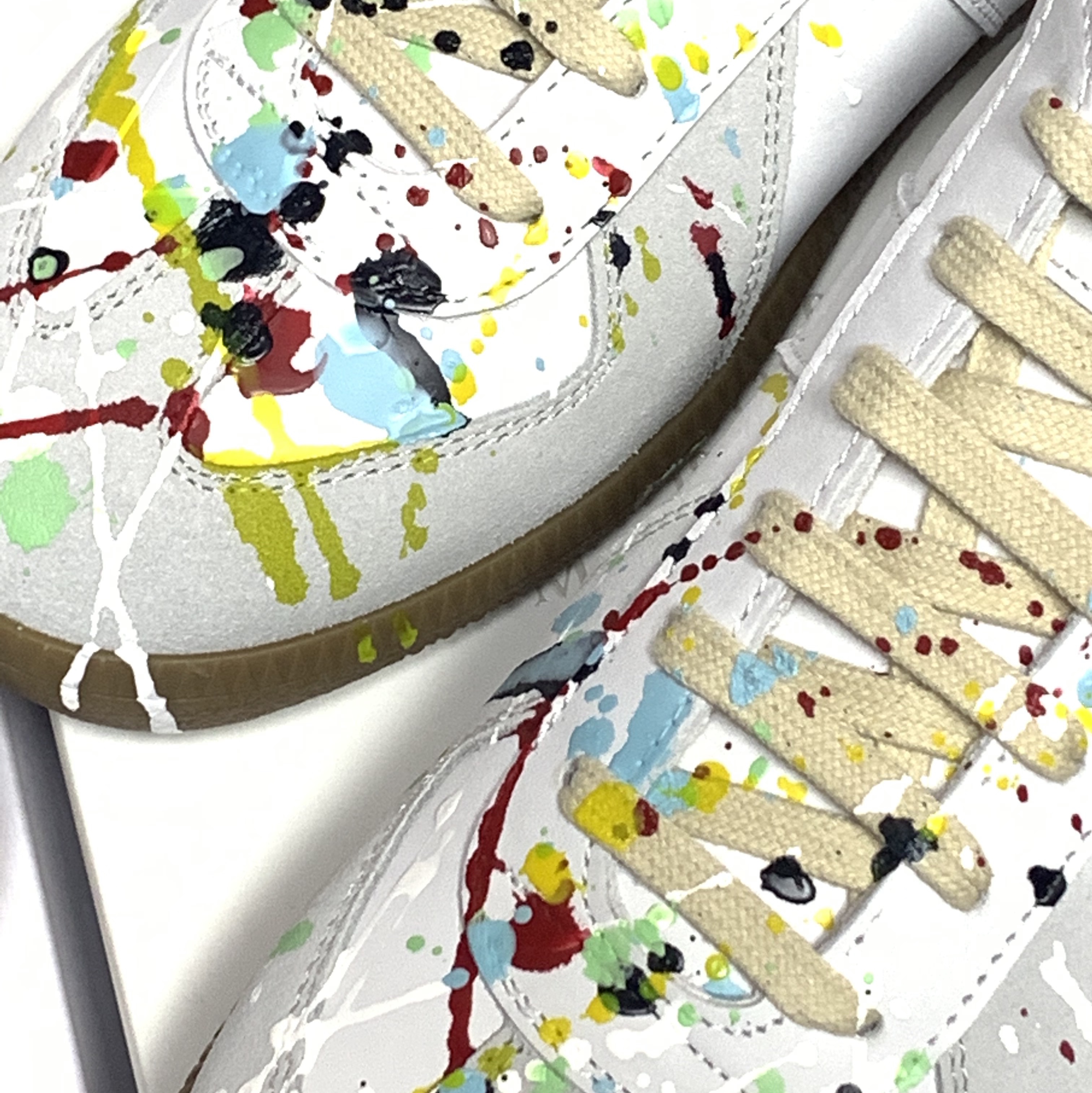 Maison Margiela Replica Paint Drop Sneakers, Puma x Maison Kitsune Roma White 착용 스타일 - 1